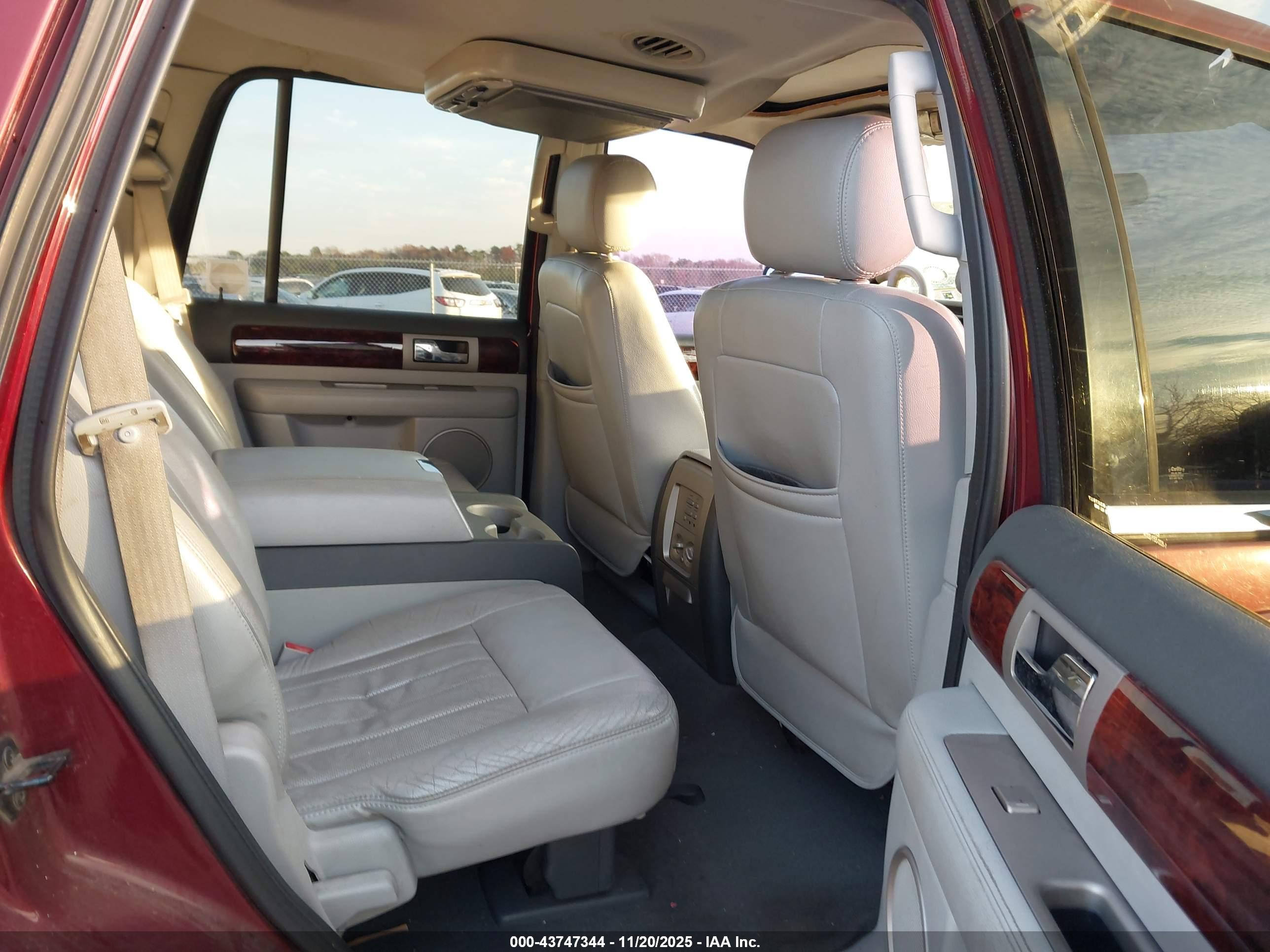 LINCOLN NAVIGATOR image 8