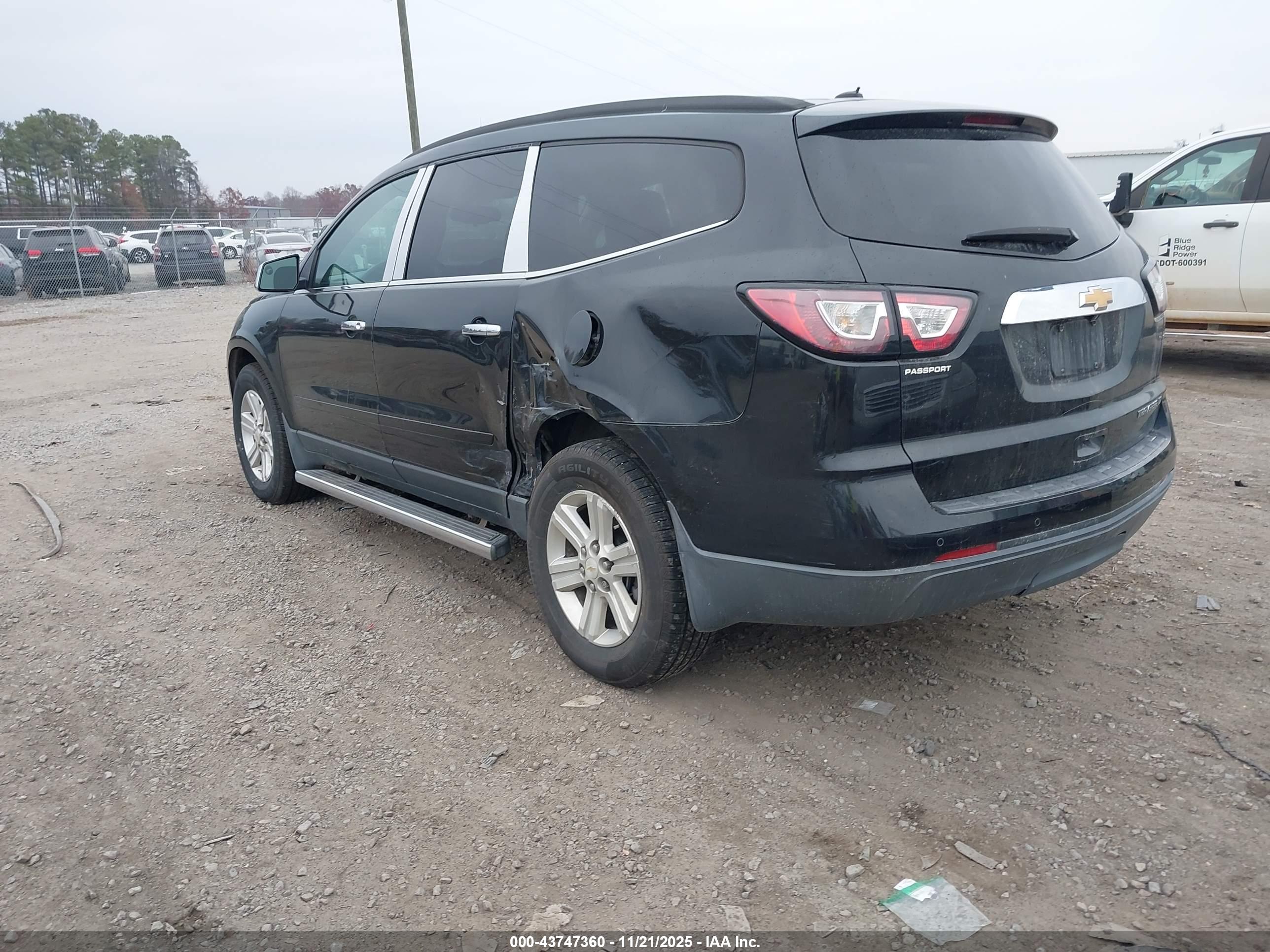 CHEVROLET TRAVERSE image 3