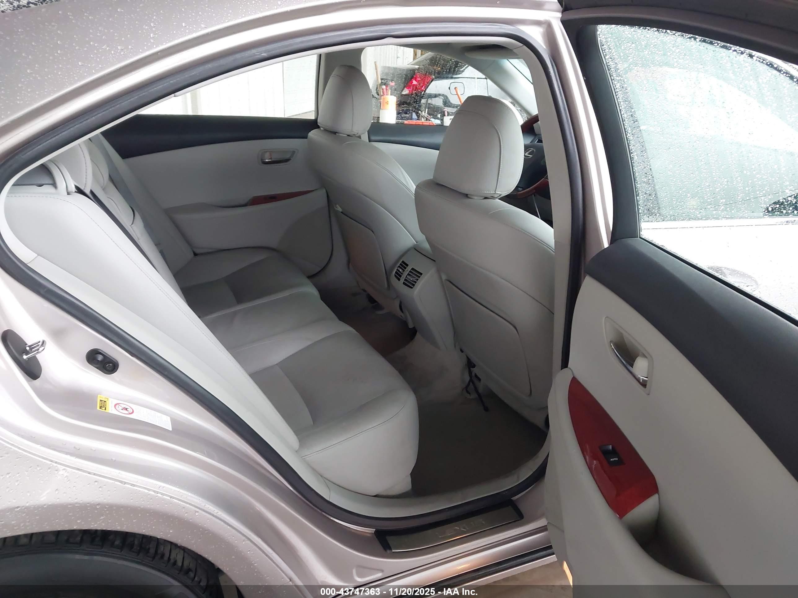 LEXUS ES image 8