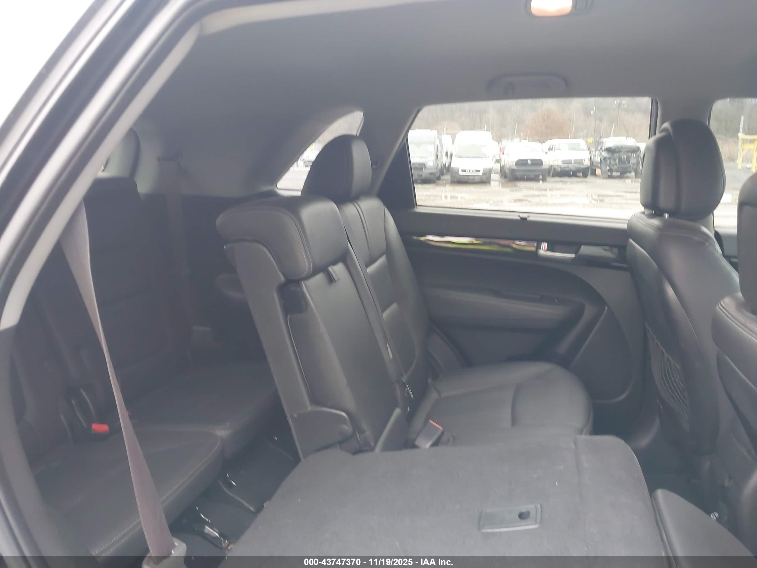 KIA SORENTO image 8