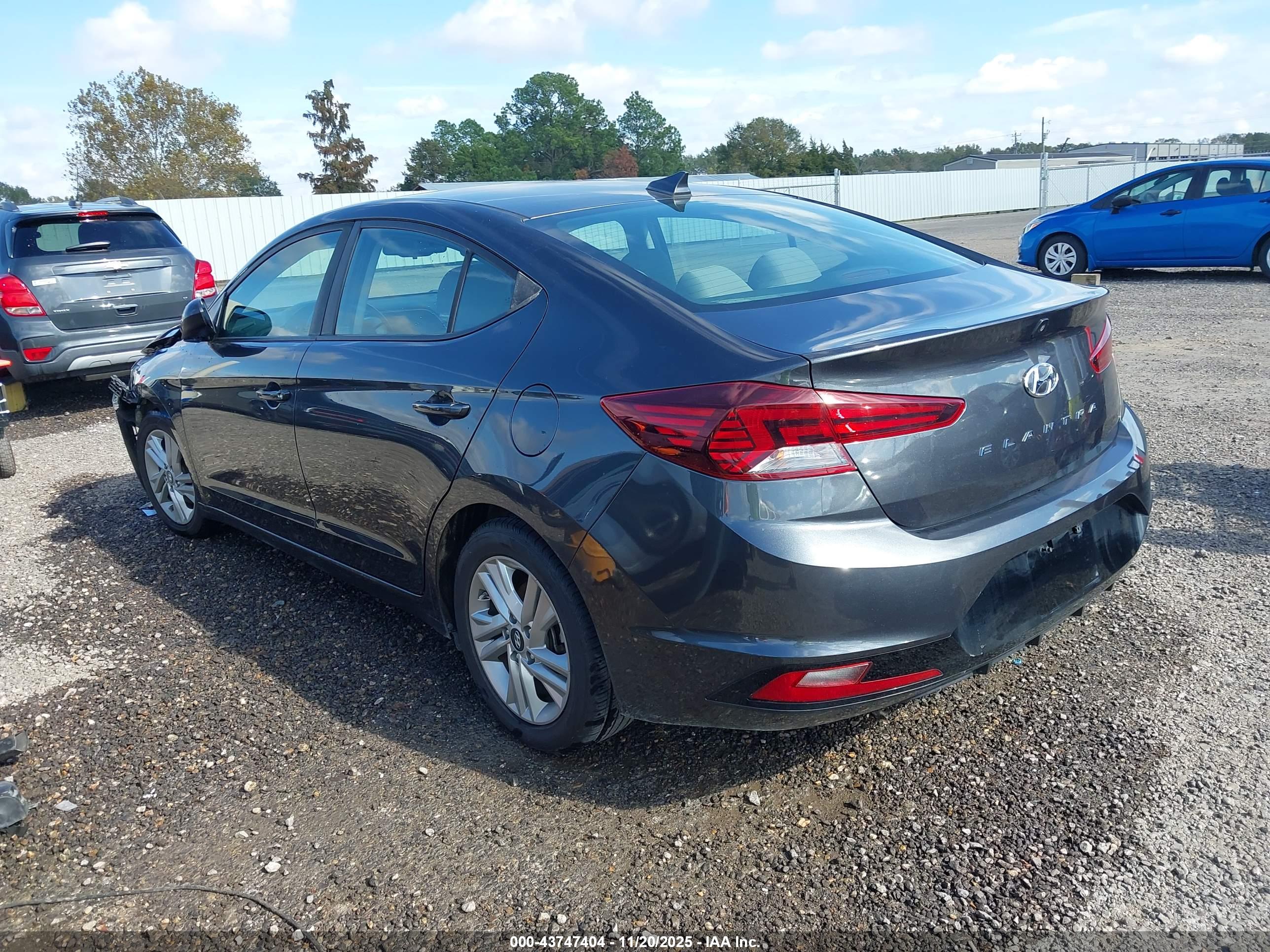 HYUNDAI ELANTRA image 3