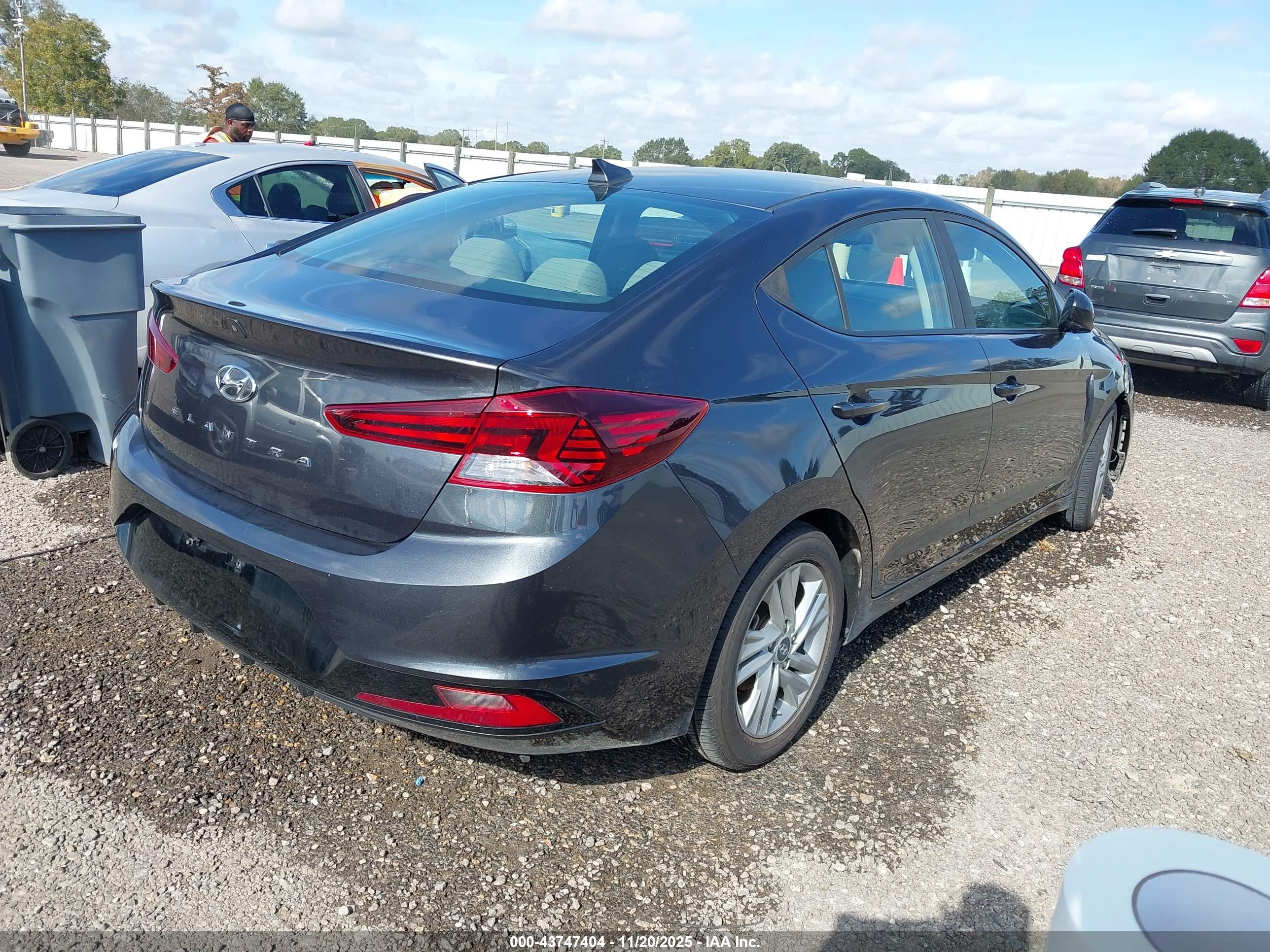 HYUNDAI ELANTRA image 4