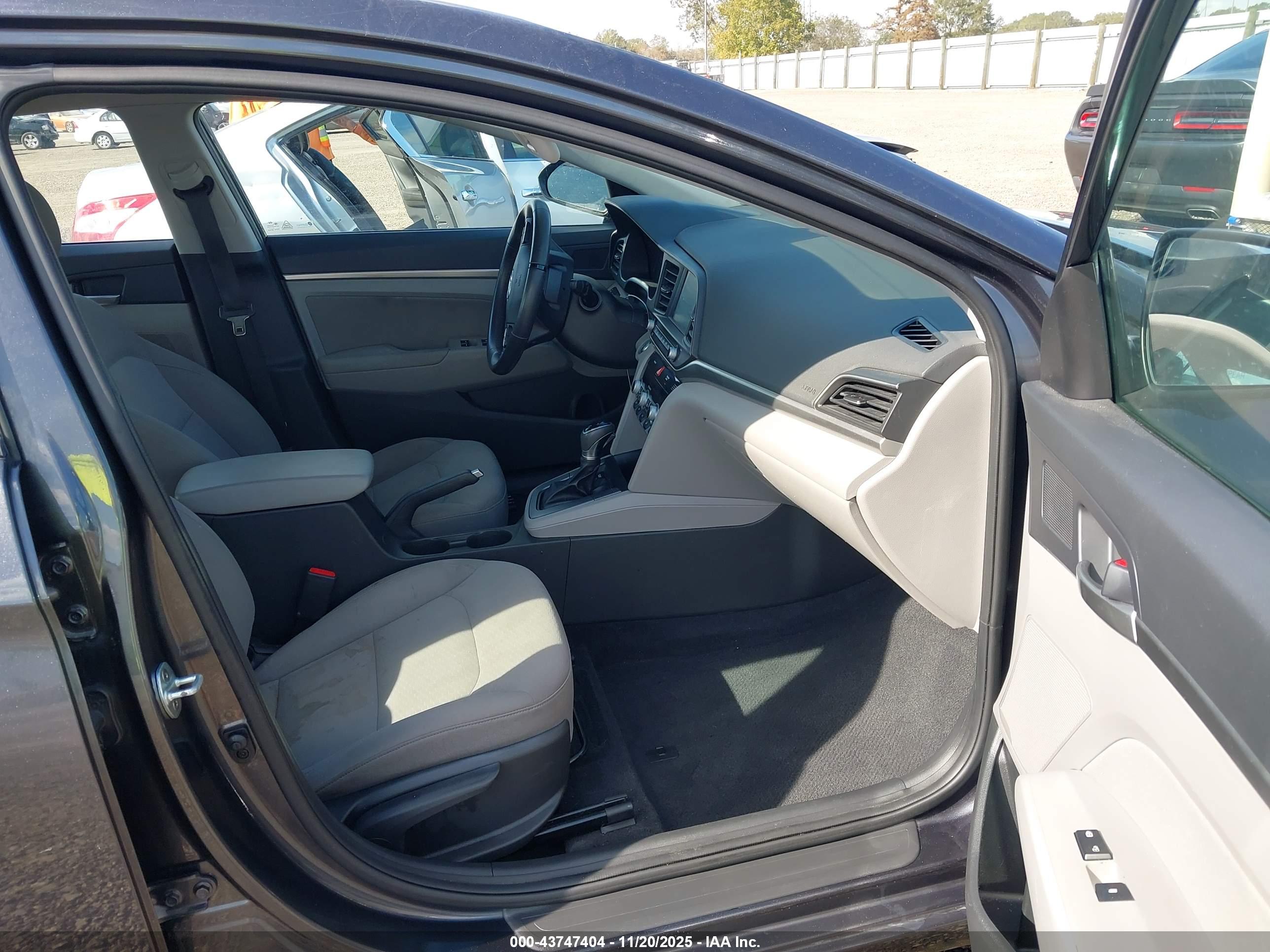 HYUNDAI ELANTRA image 5
