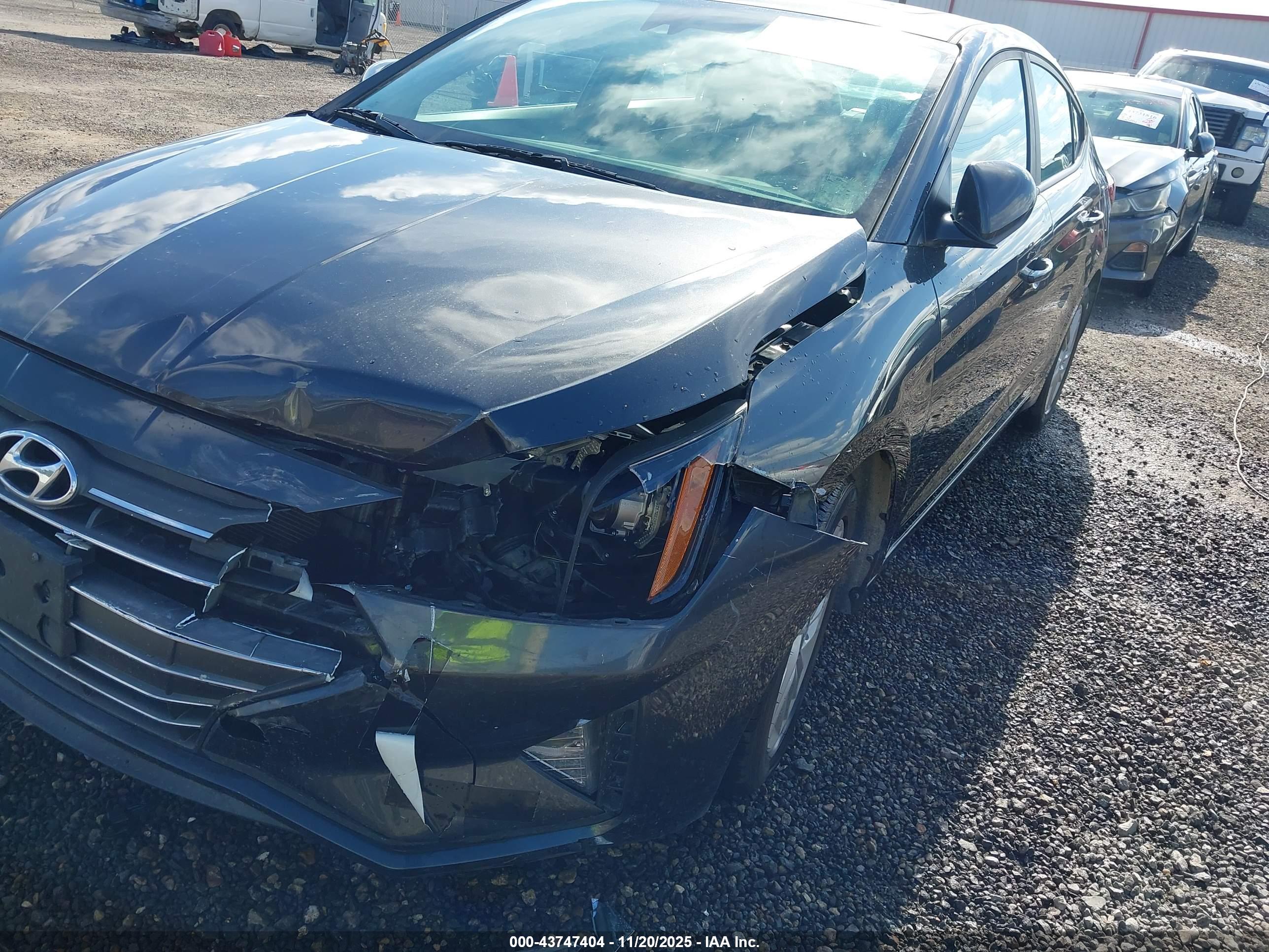 HYUNDAI ELANTRA image 6