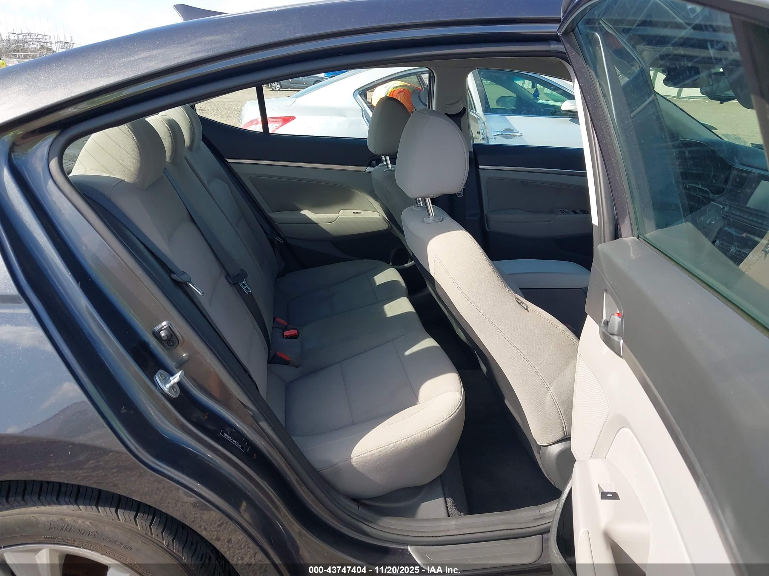HYUNDAI ELANTRA image 8