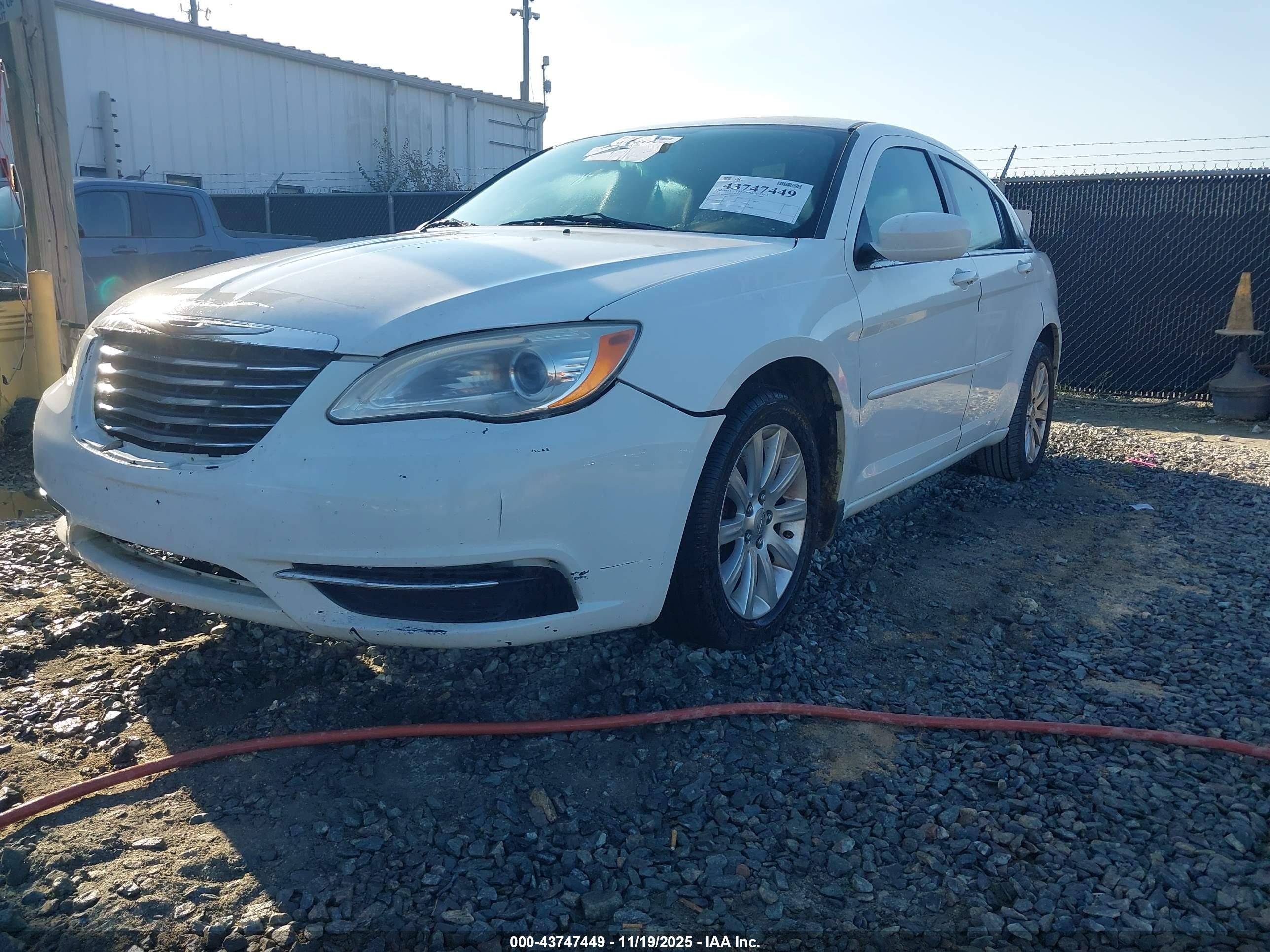 CHRYSLER 200 image 2