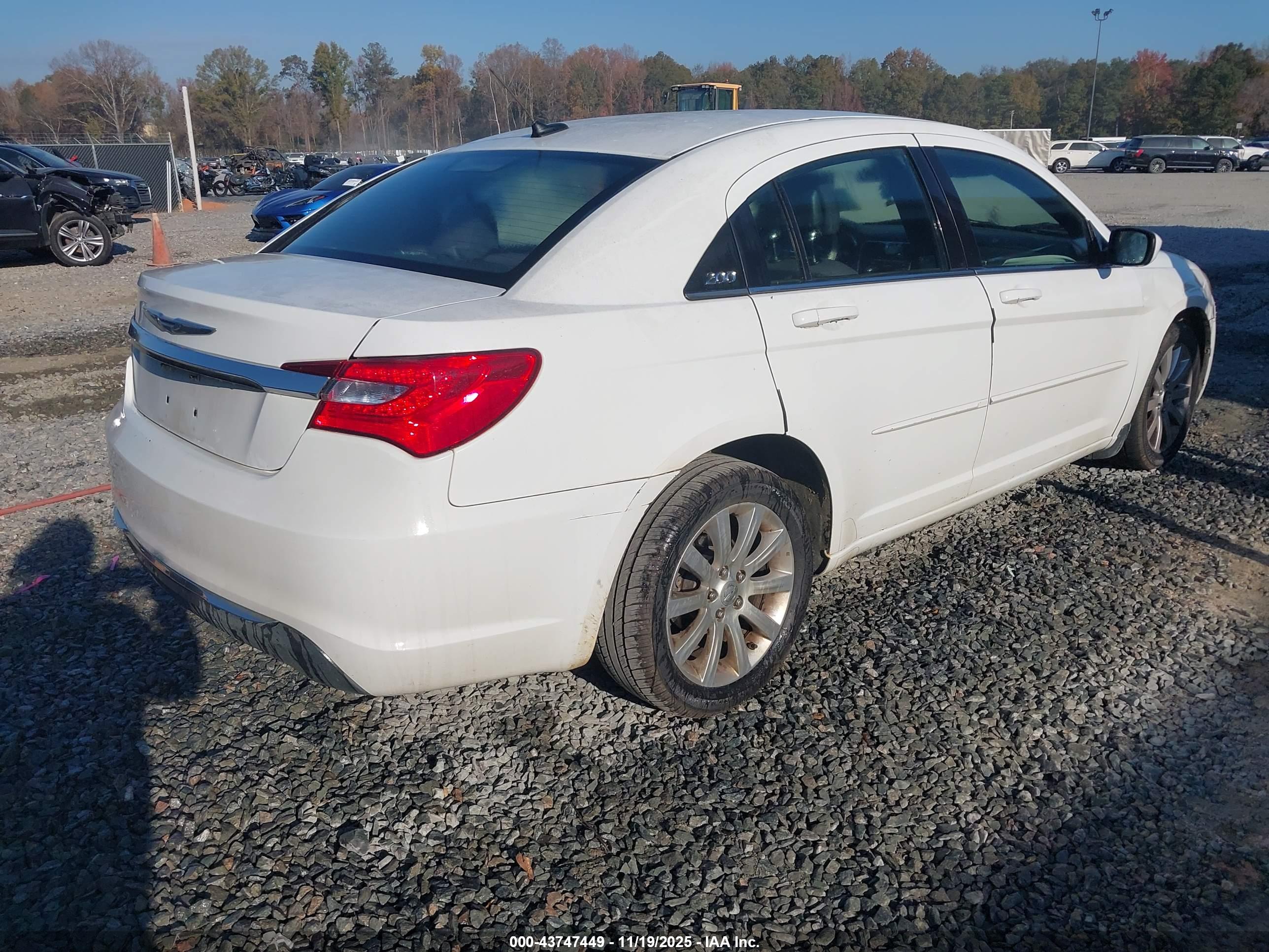 CHRYSLER 200 image 4