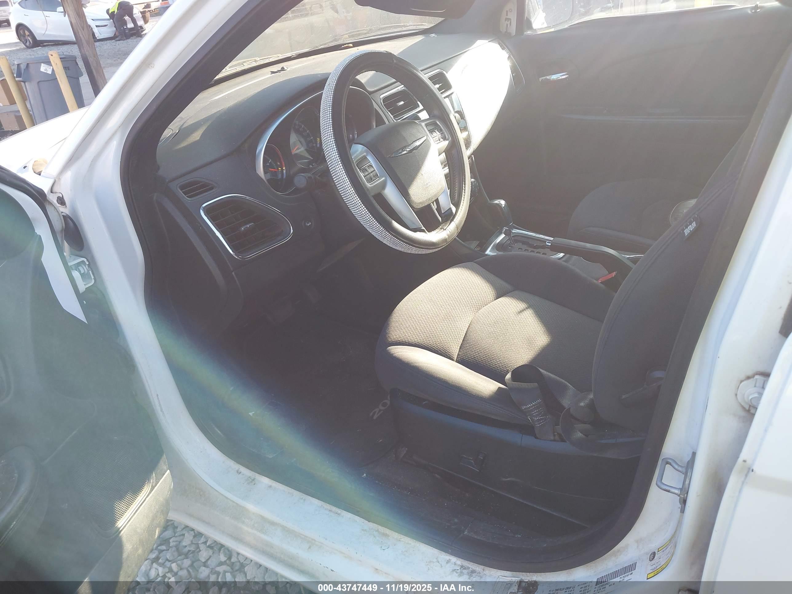 CHRYSLER 200 image 5