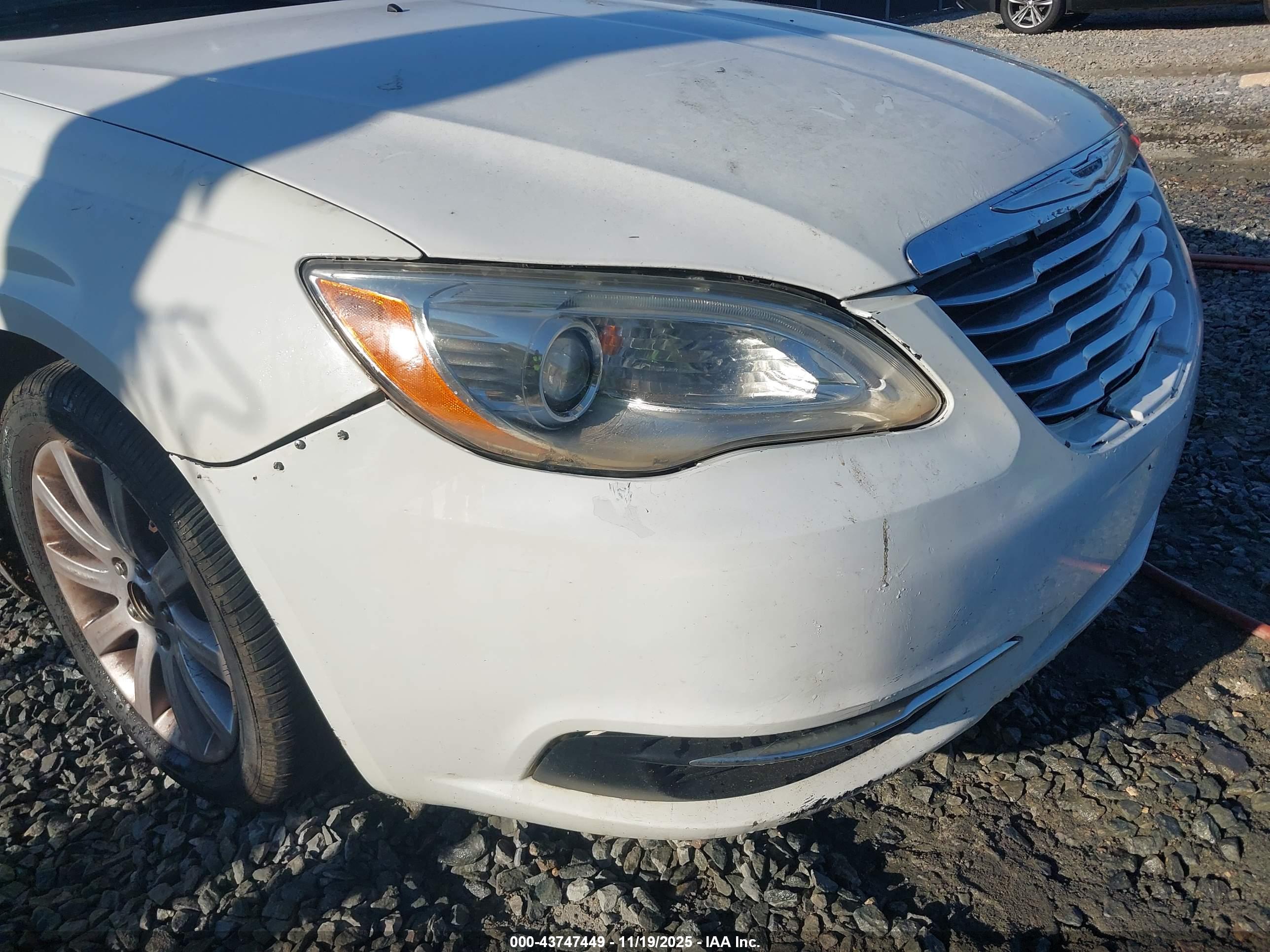 CHRYSLER 200 image 6