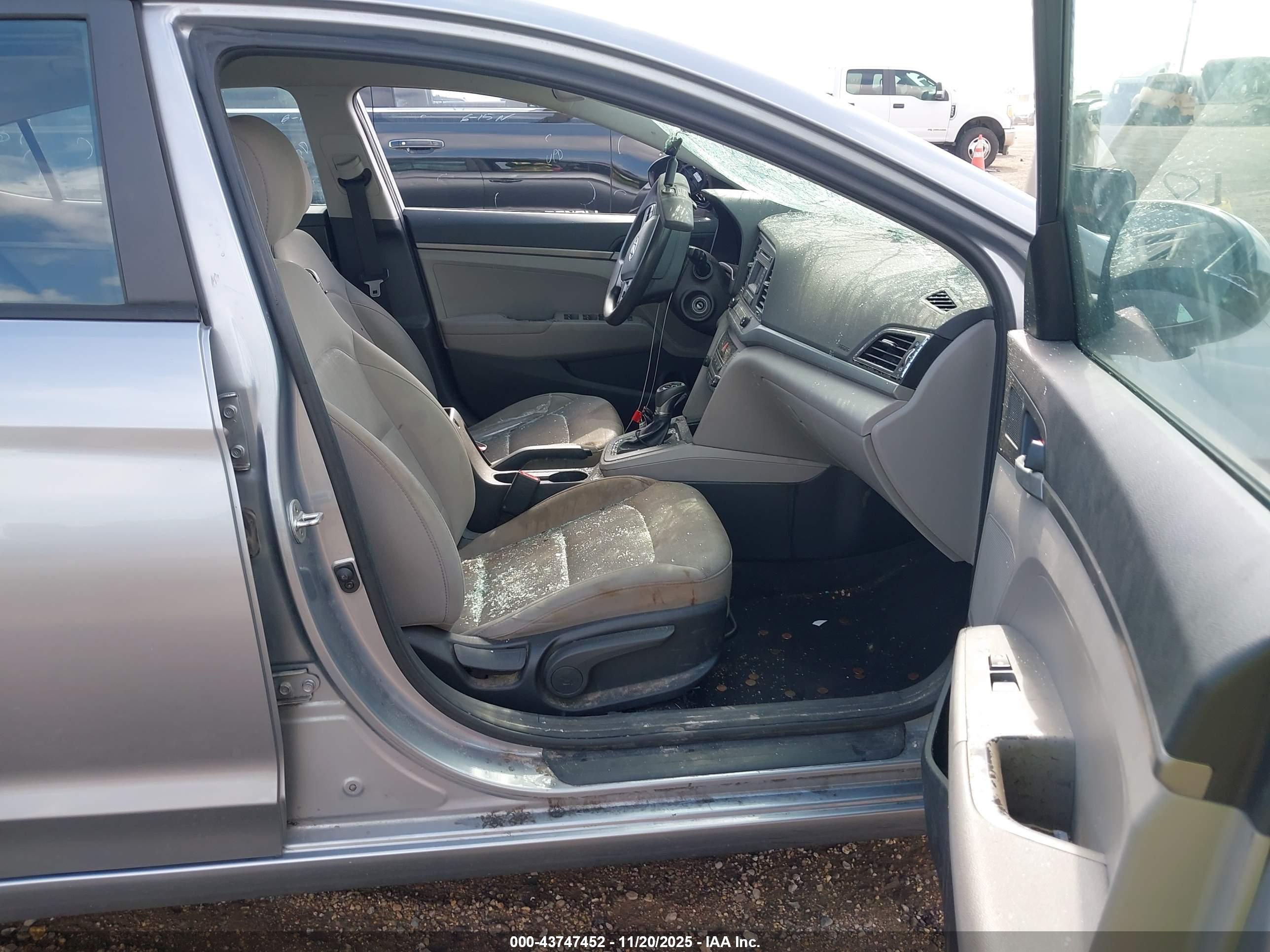 HYUNDAI ELANTRA image 5