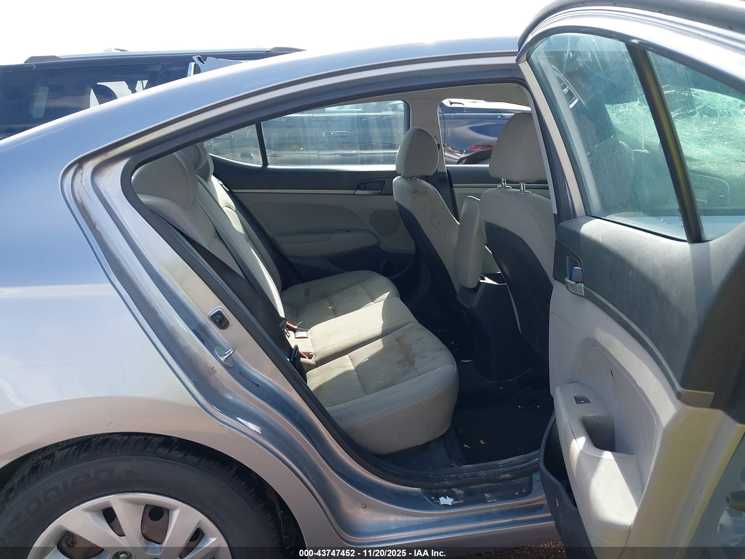 HYUNDAI ELANTRA image 8
