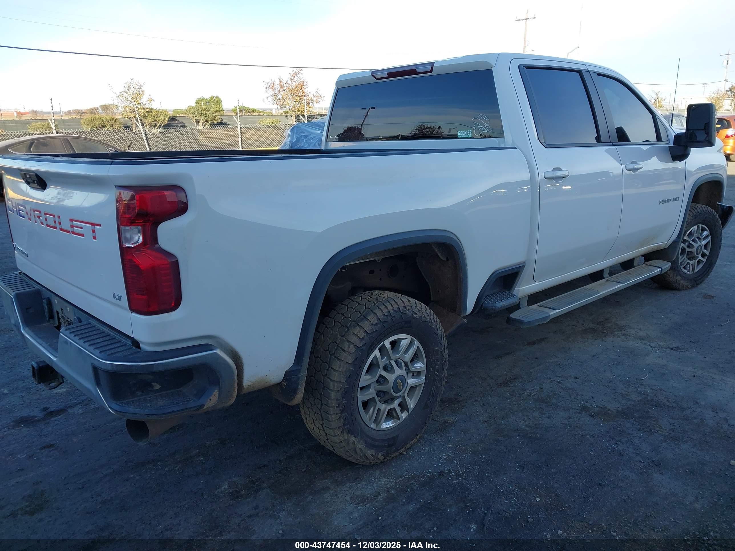 CHEVROLET SILVERADO image 4