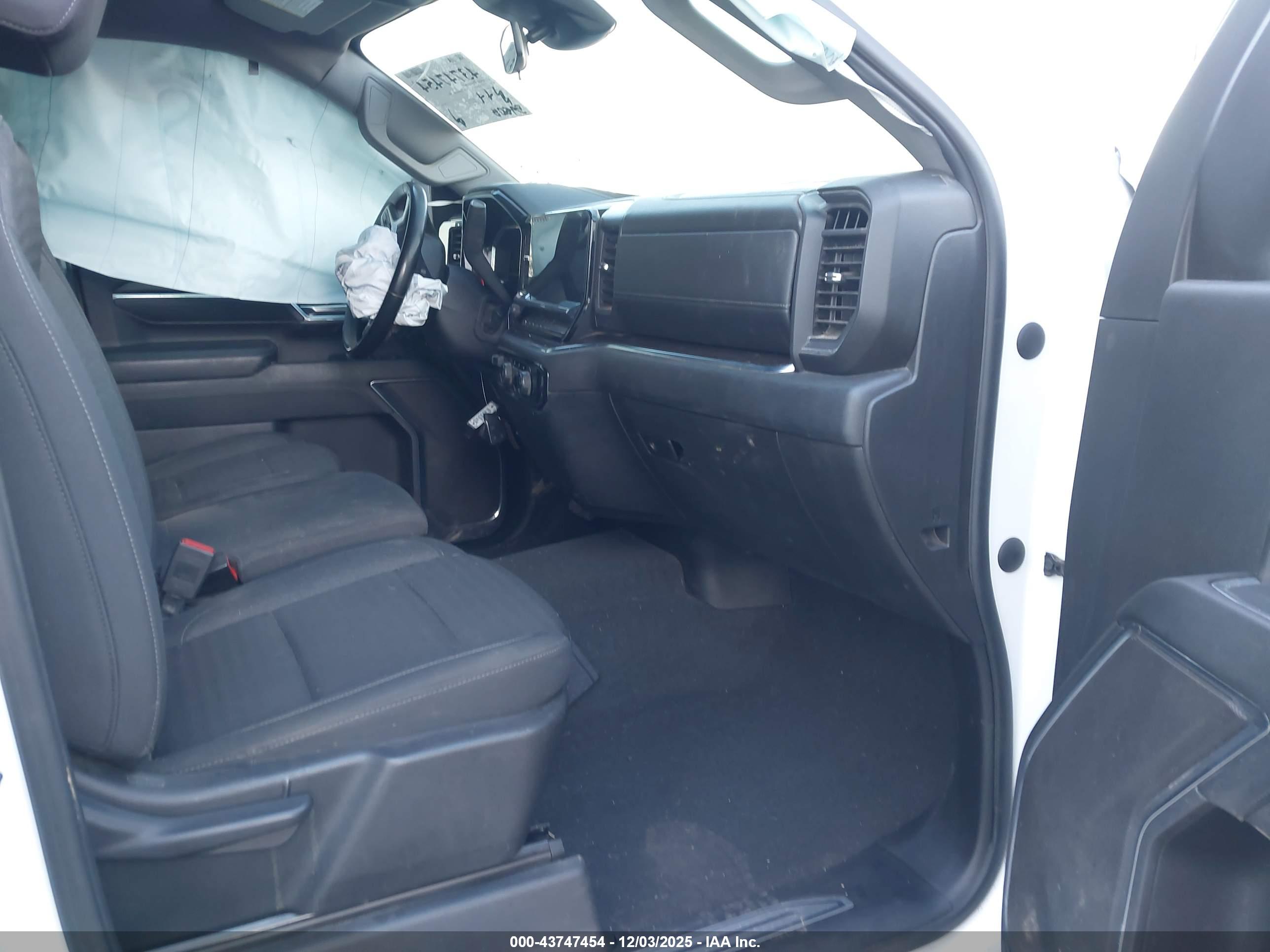CHEVROLET SILVERADO image 5