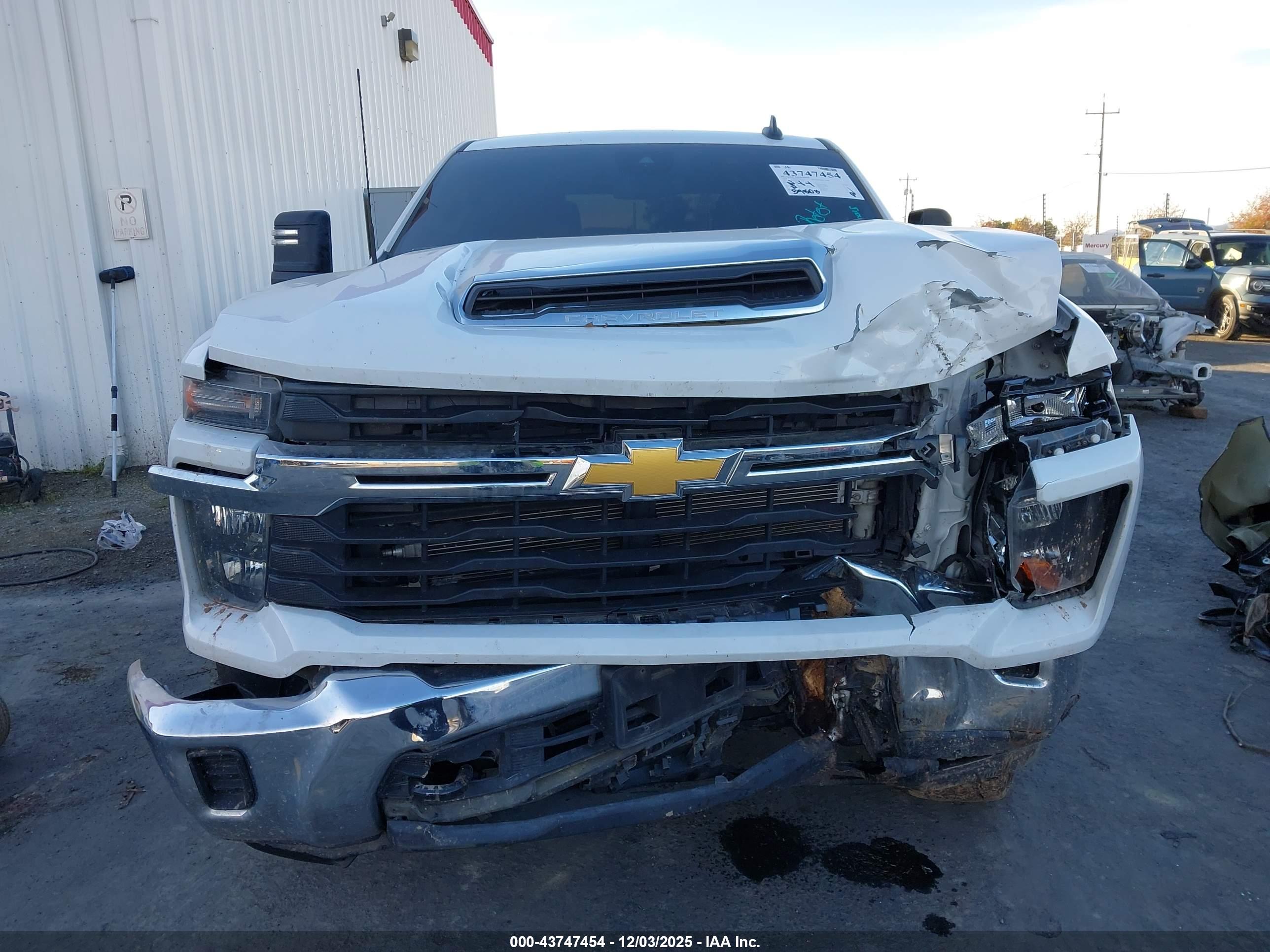 CHEVROLET SILVERADO image 6