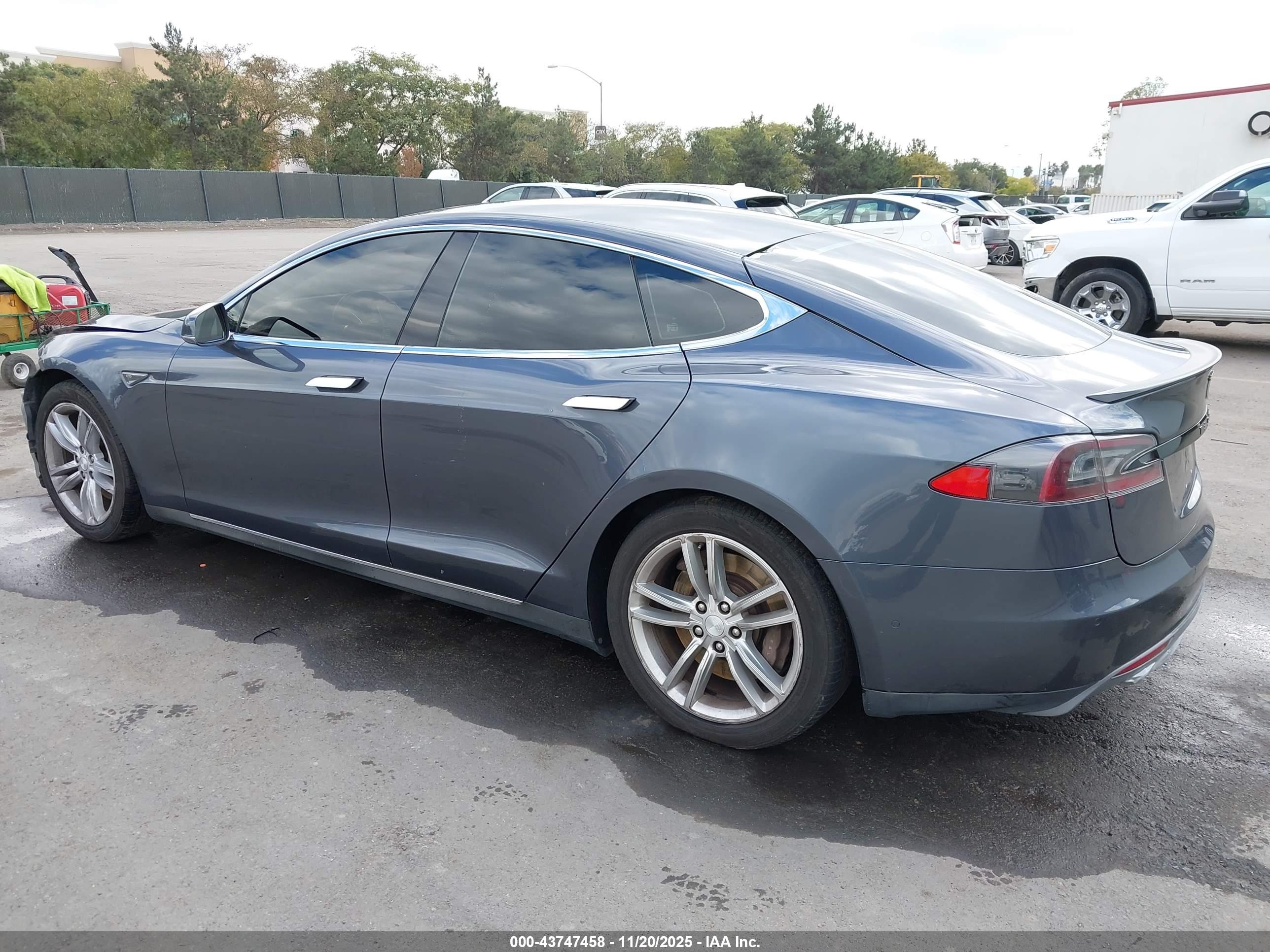 TESLA MODEL image 3