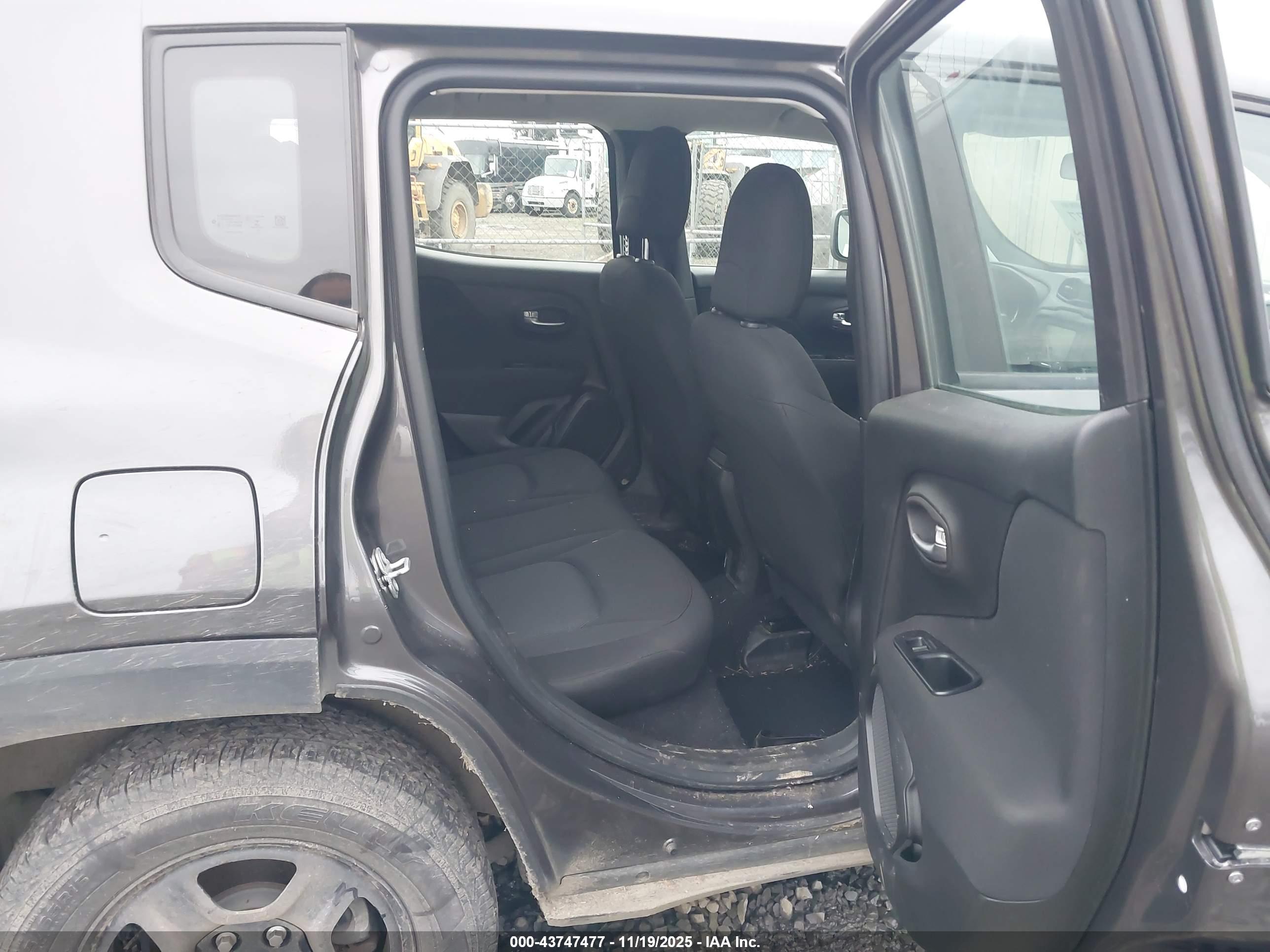 JEEP RENEGADE image 8