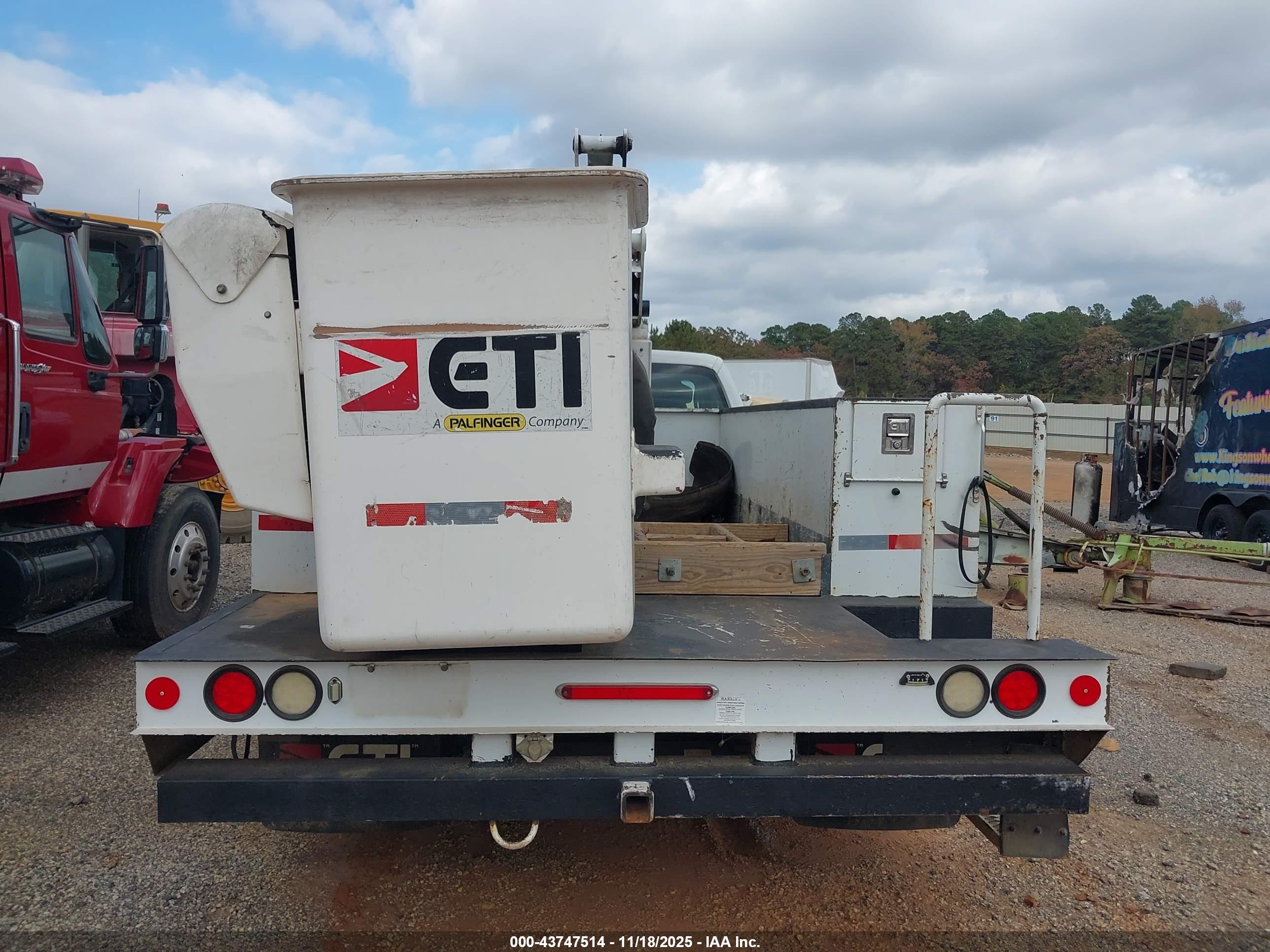 FORD F-550 image 7