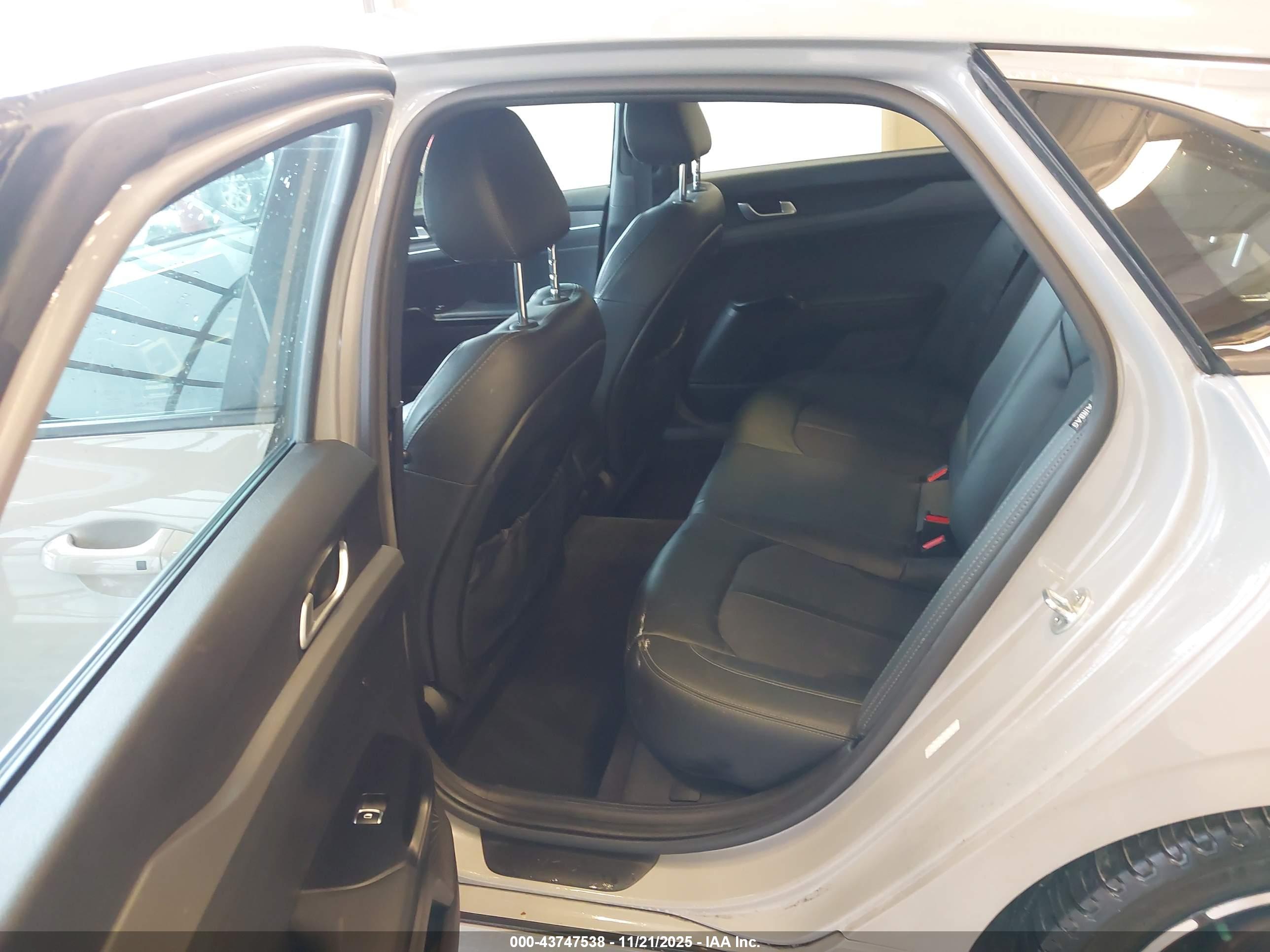 KIA K5 image 8