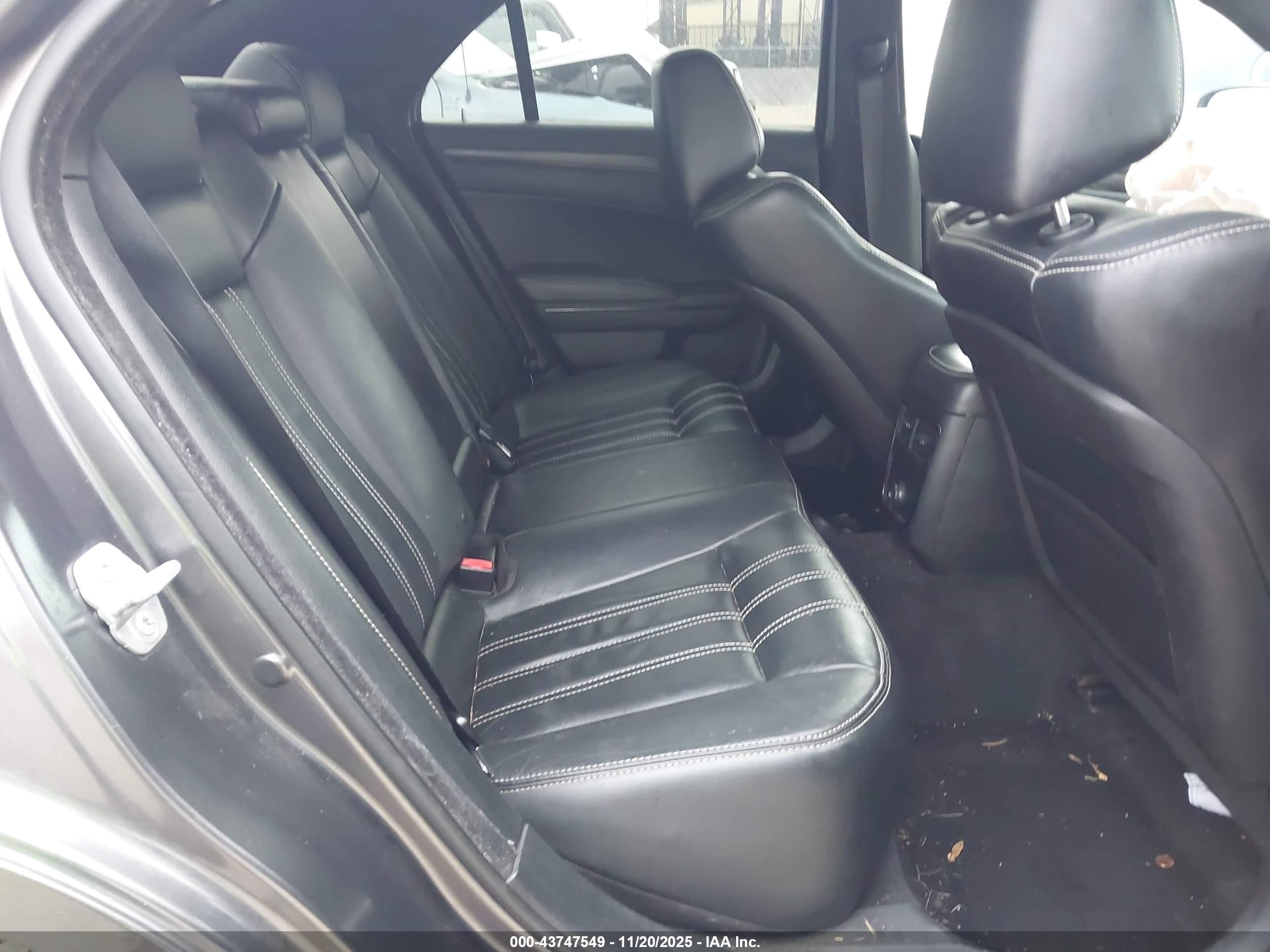 CHRYSLER 300 image 8