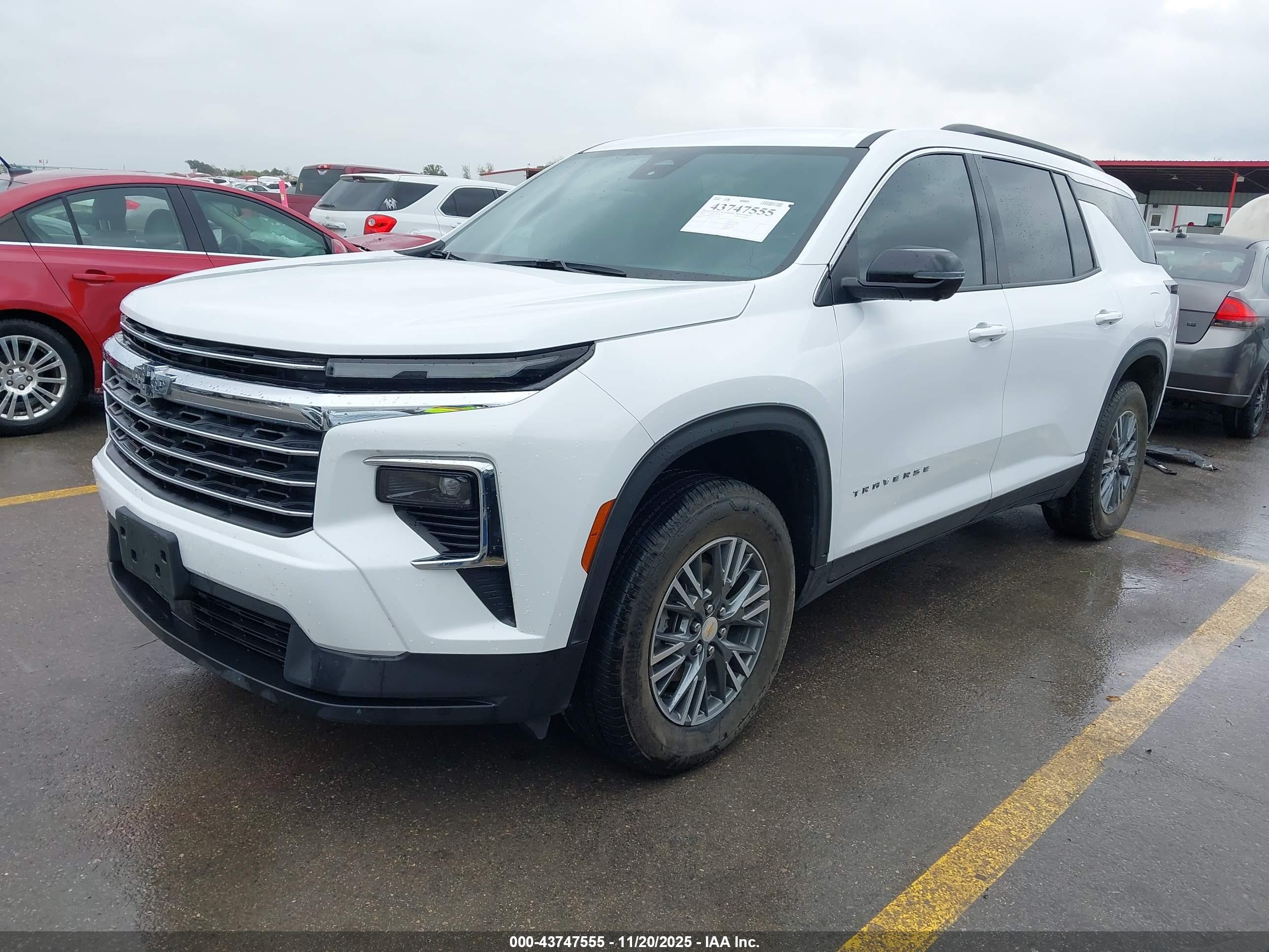 CHEVROLET TRAVERSE image 2