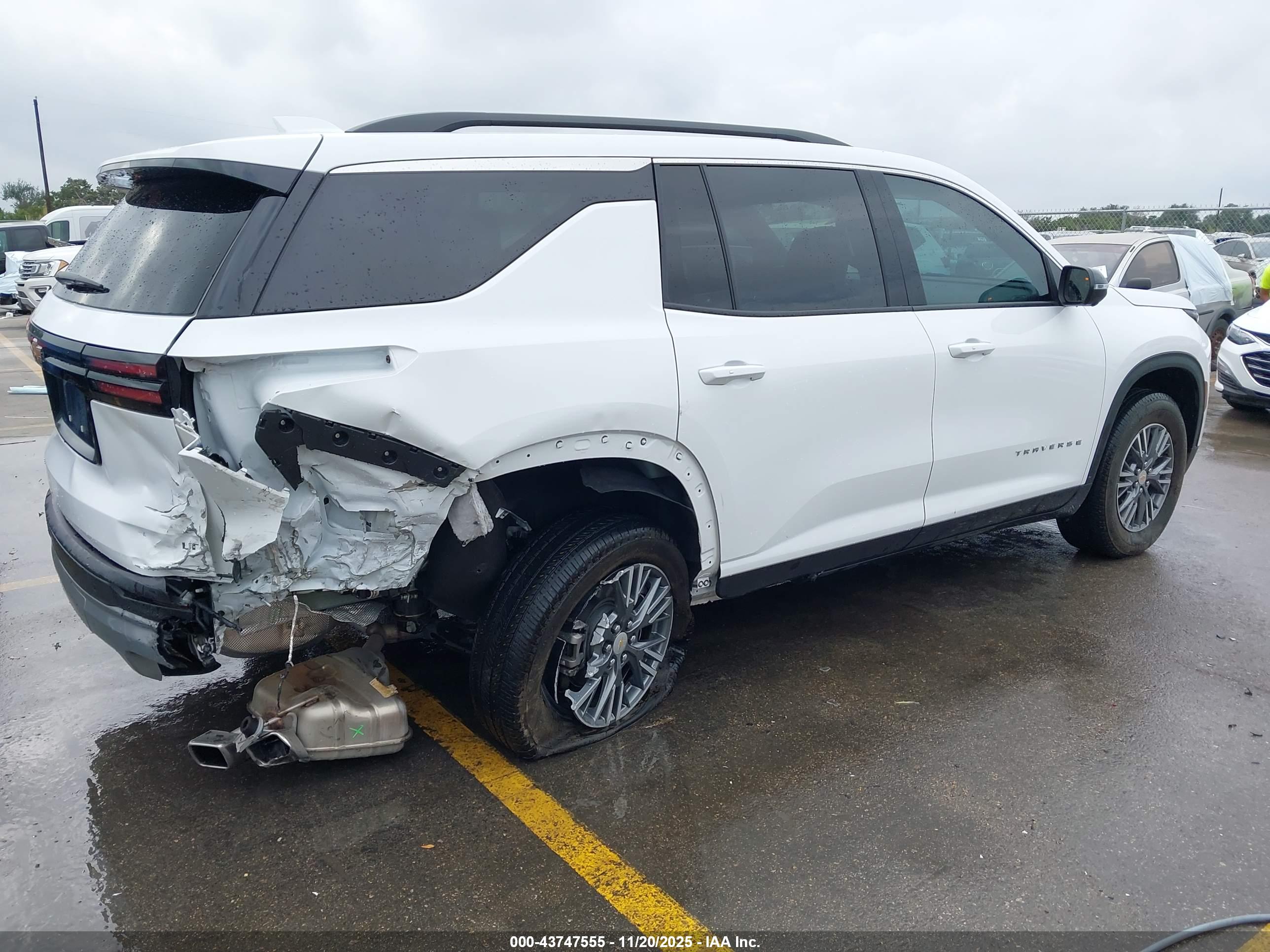 CHEVROLET TRAVERSE image 4