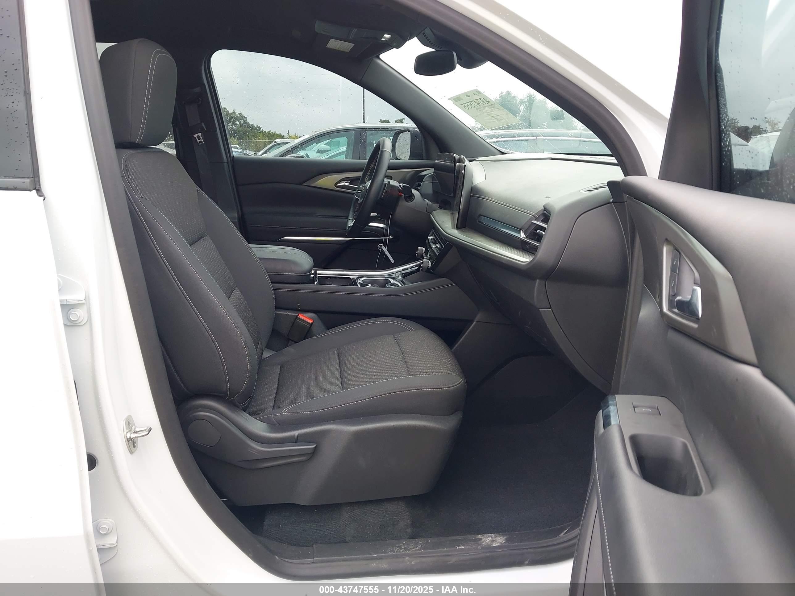 CHEVROLET TRAVERSE image 5