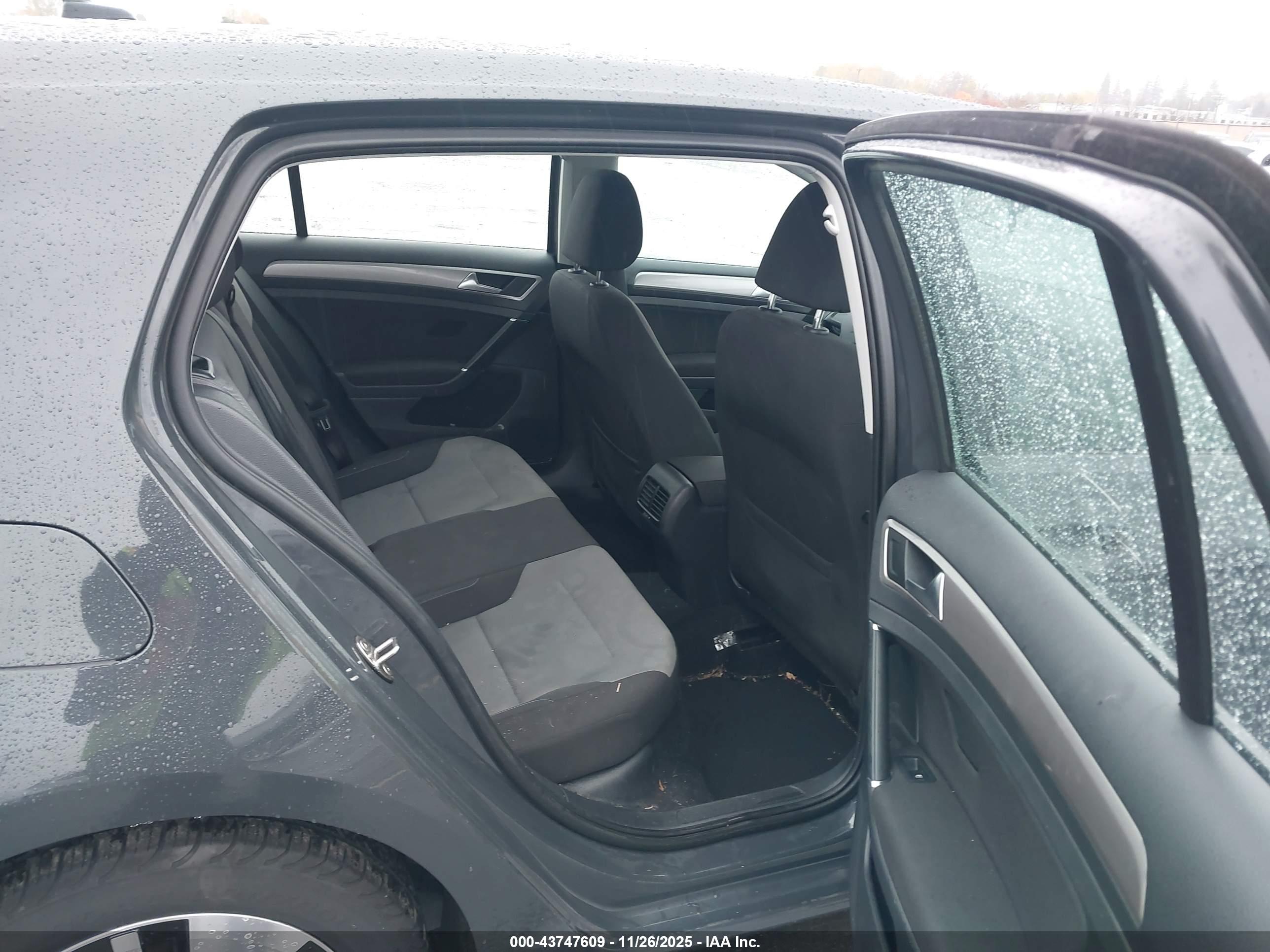 VOLKSWAGEN E-GOLF image 8