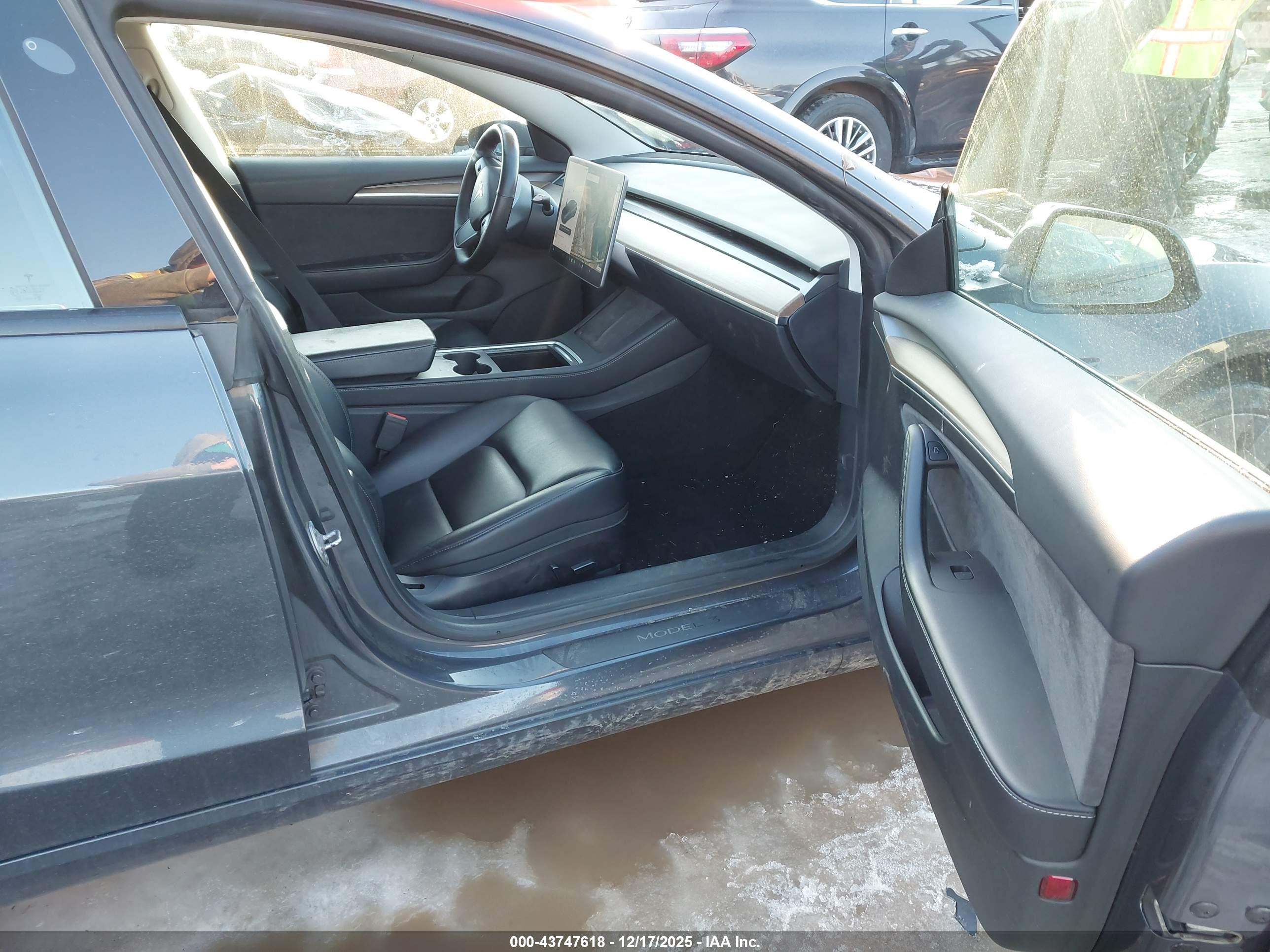 TESLA MODEL image 5