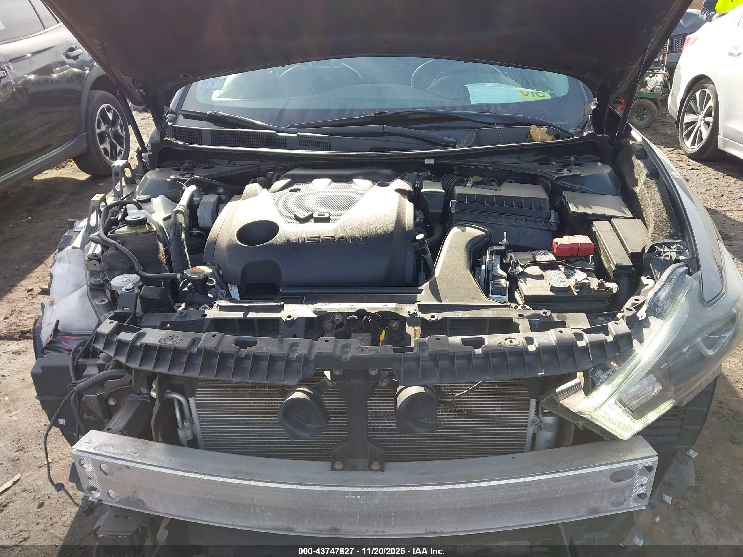 NISSAN MAXIMA image 10