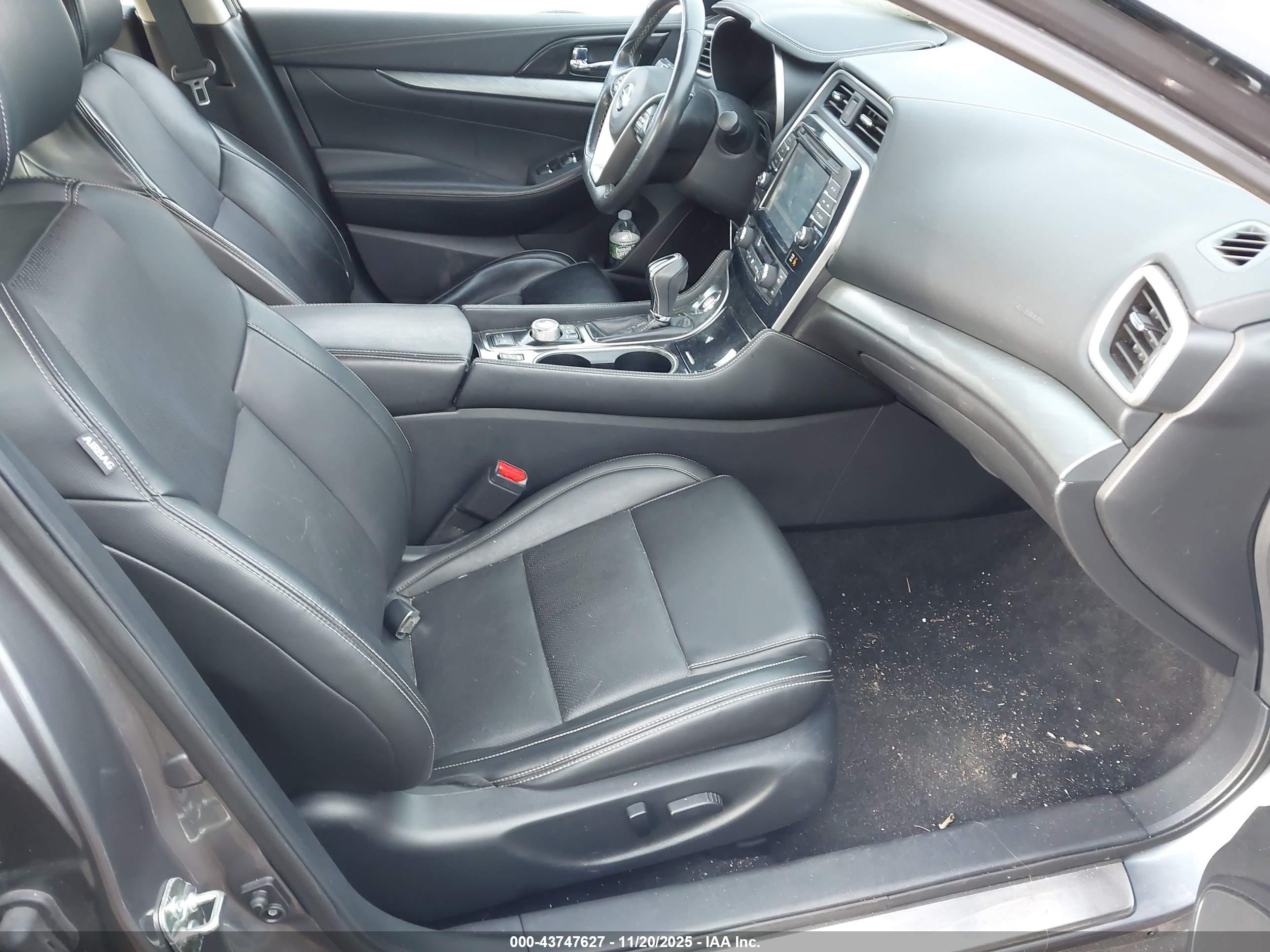 NISSAN MAXIMA image 5