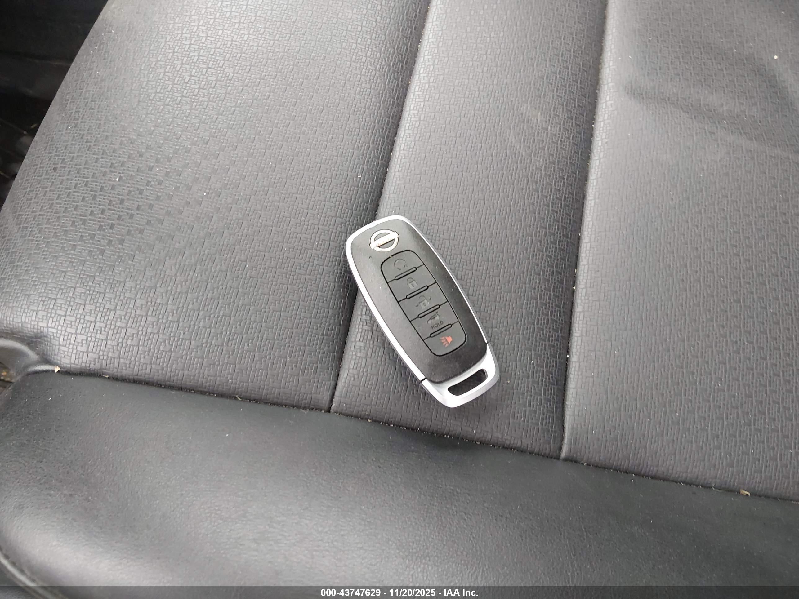 NISSAN ROGUE image 11