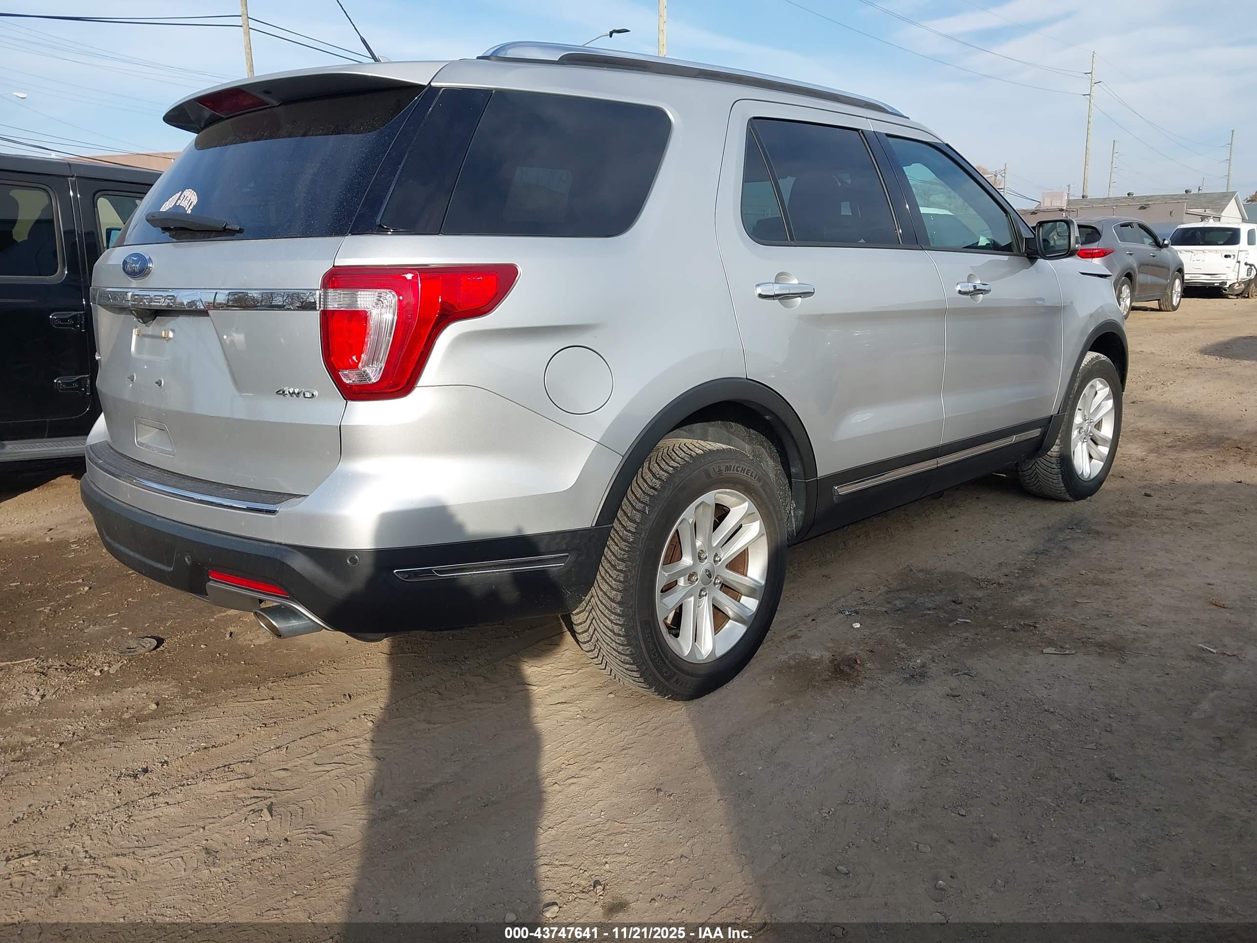 FORD EXPLORER image 4