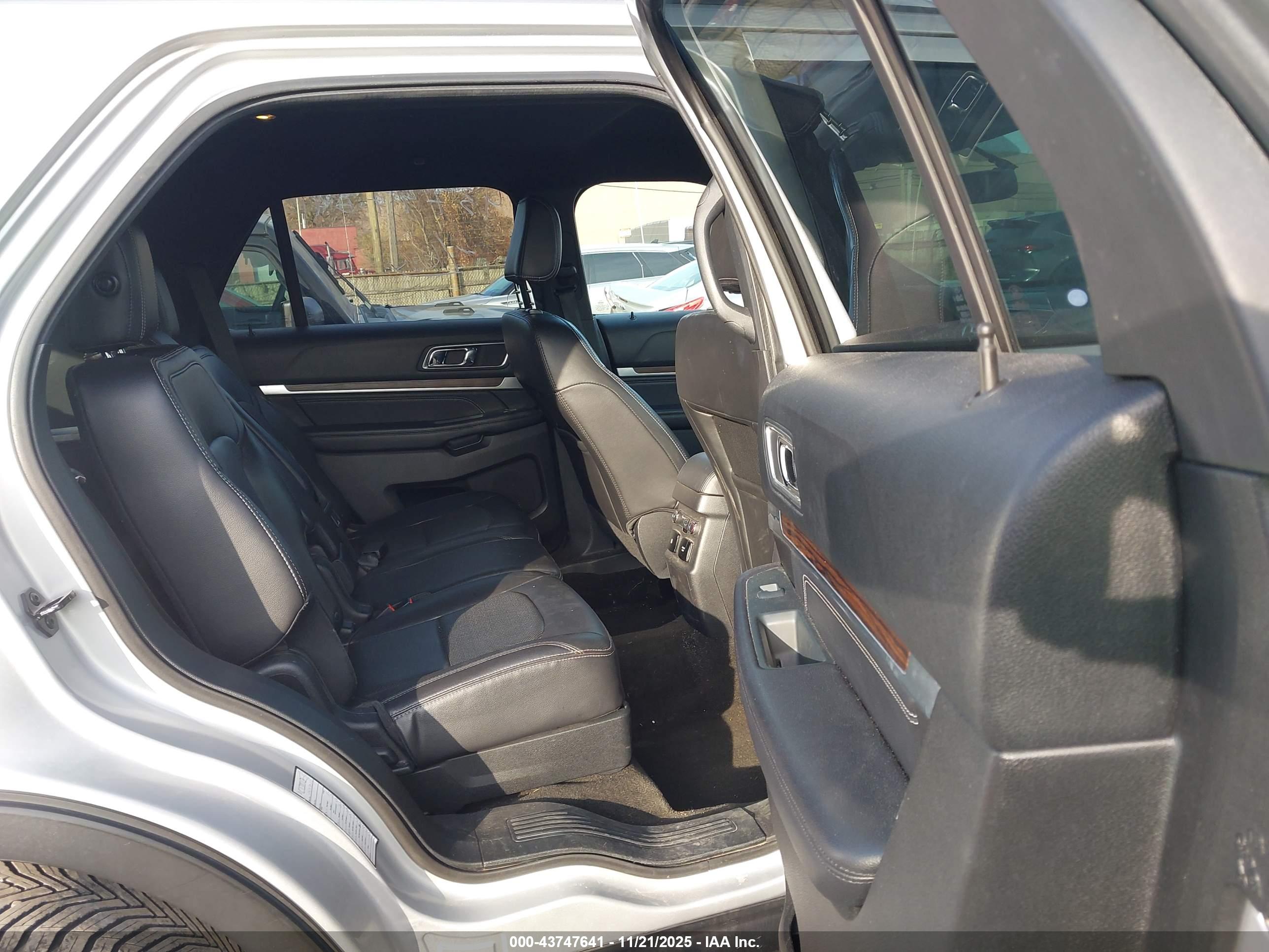 FORD EXPLORER image 8