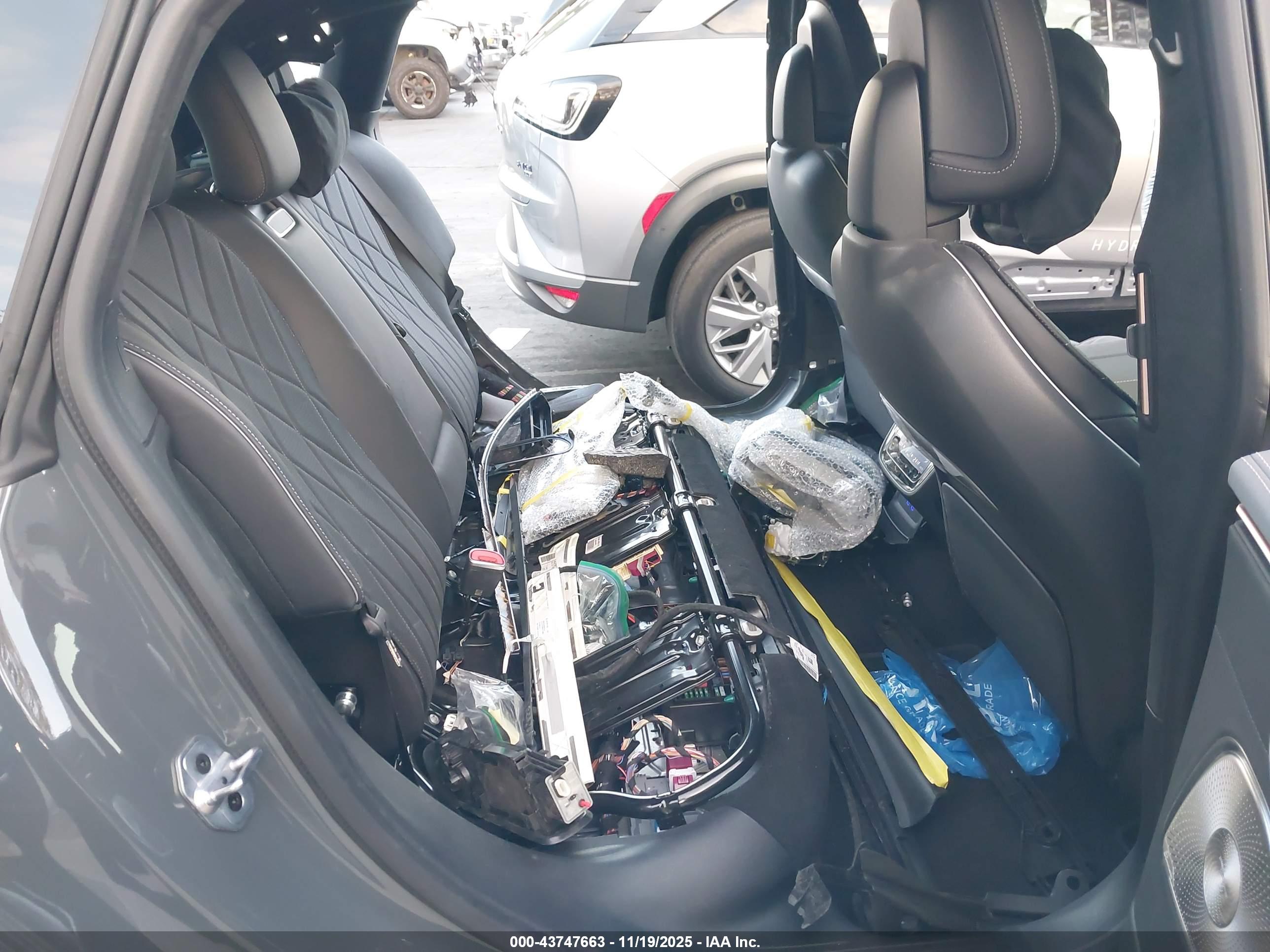 MERCEDES-BENZ EQS image 8