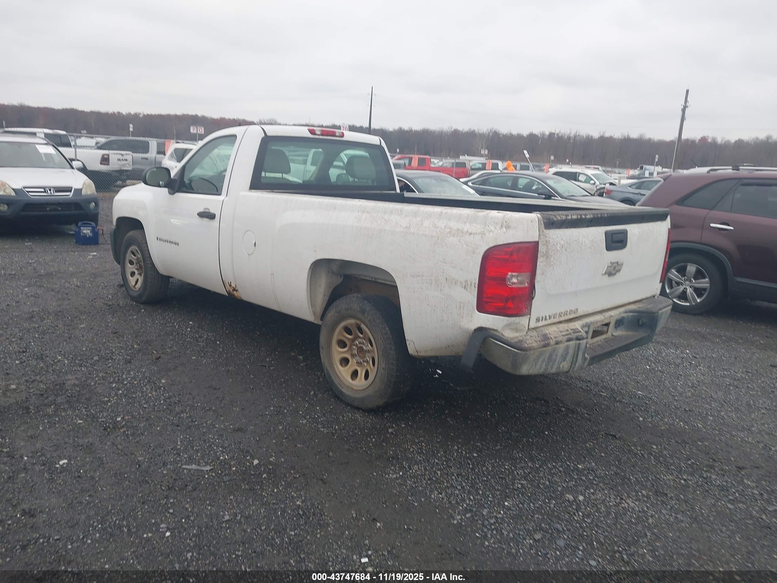 CHEVROLET SILVERADO image 3