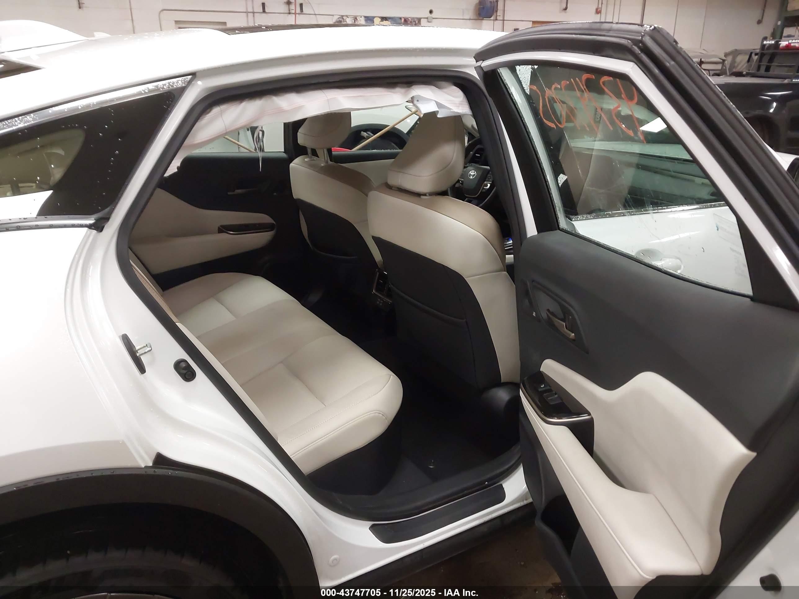 TOYOTA CROWN image 8