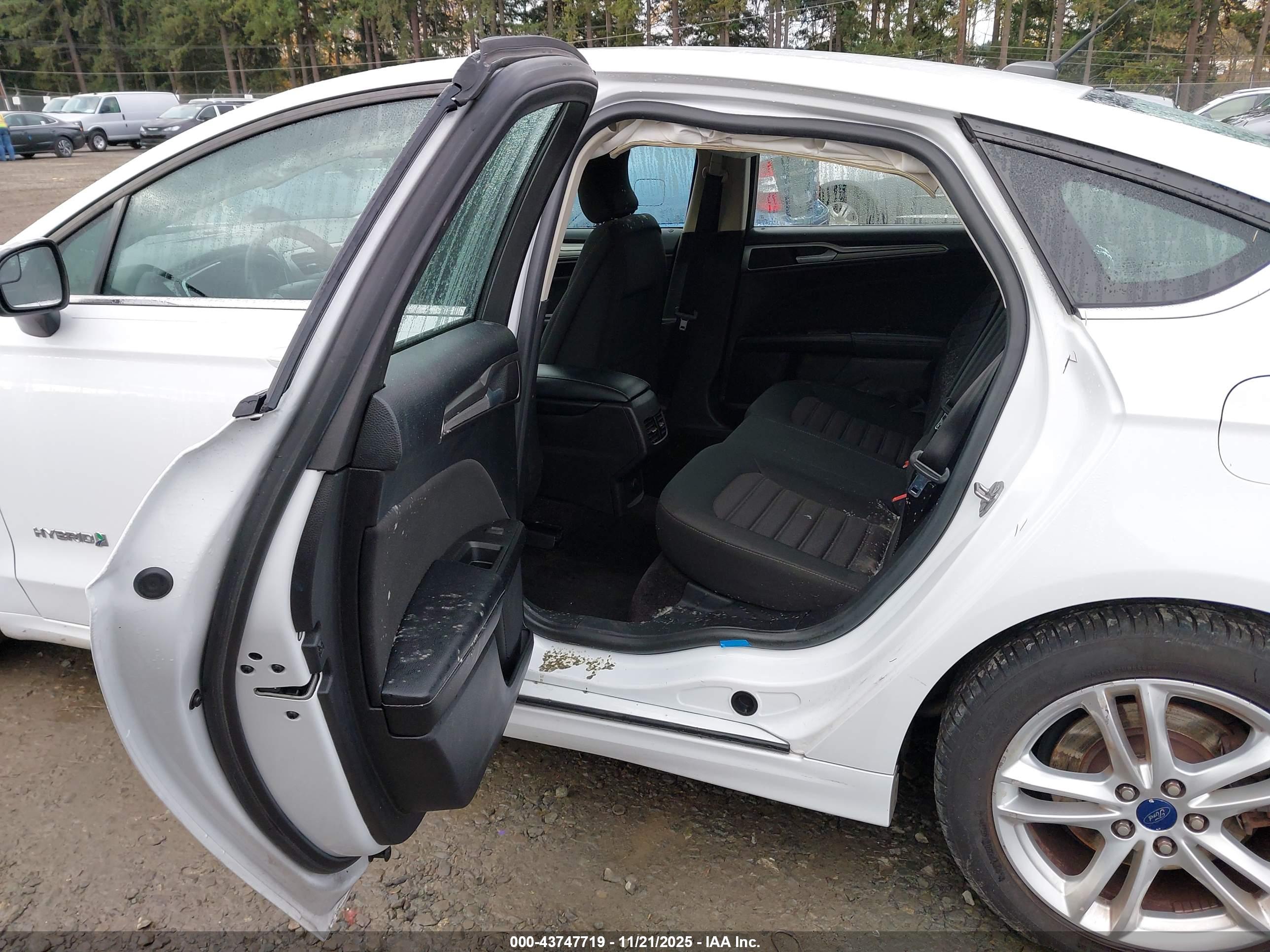 FORD FUSION image 8