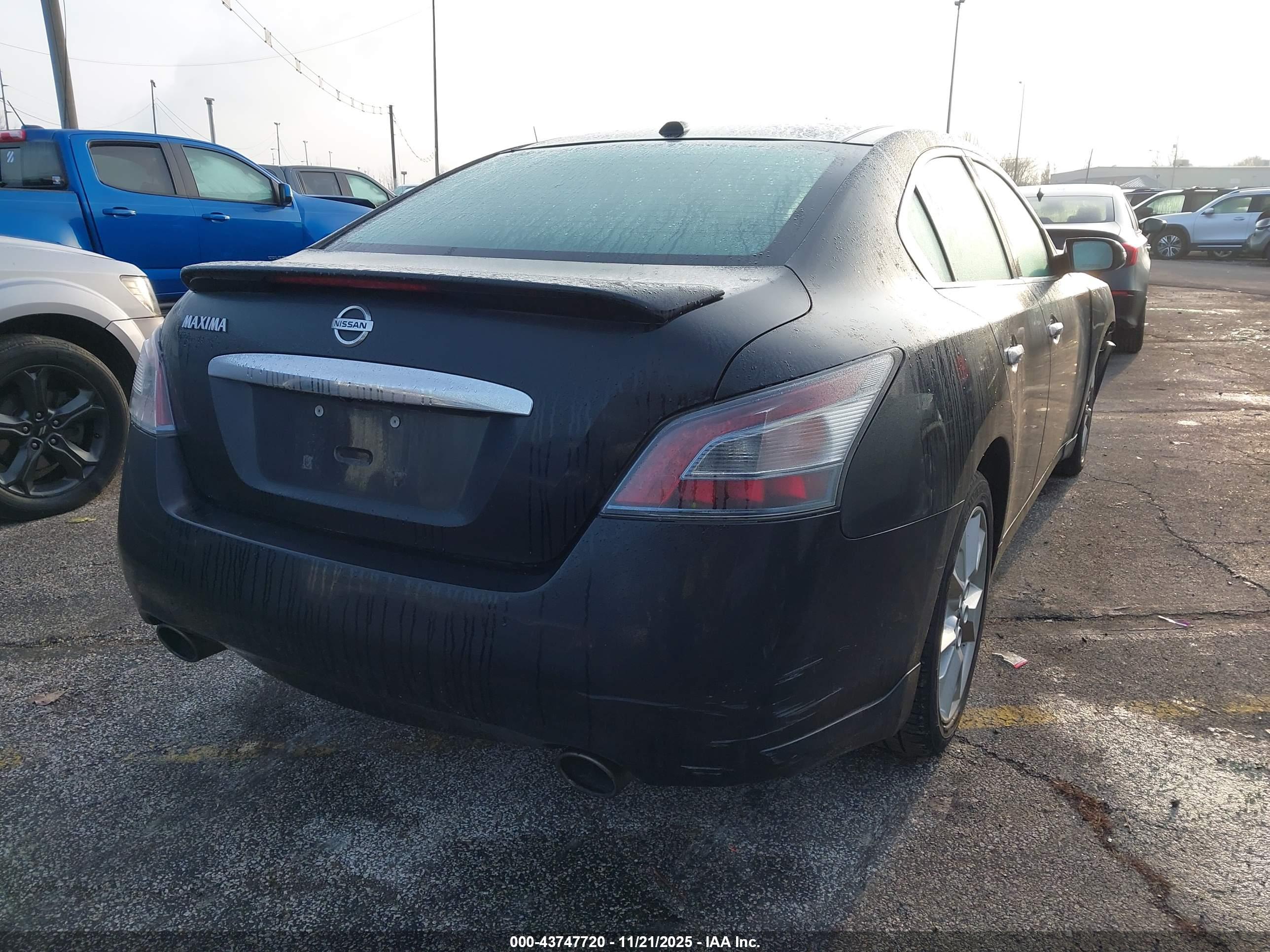 NISSAN MAXIMA image 4