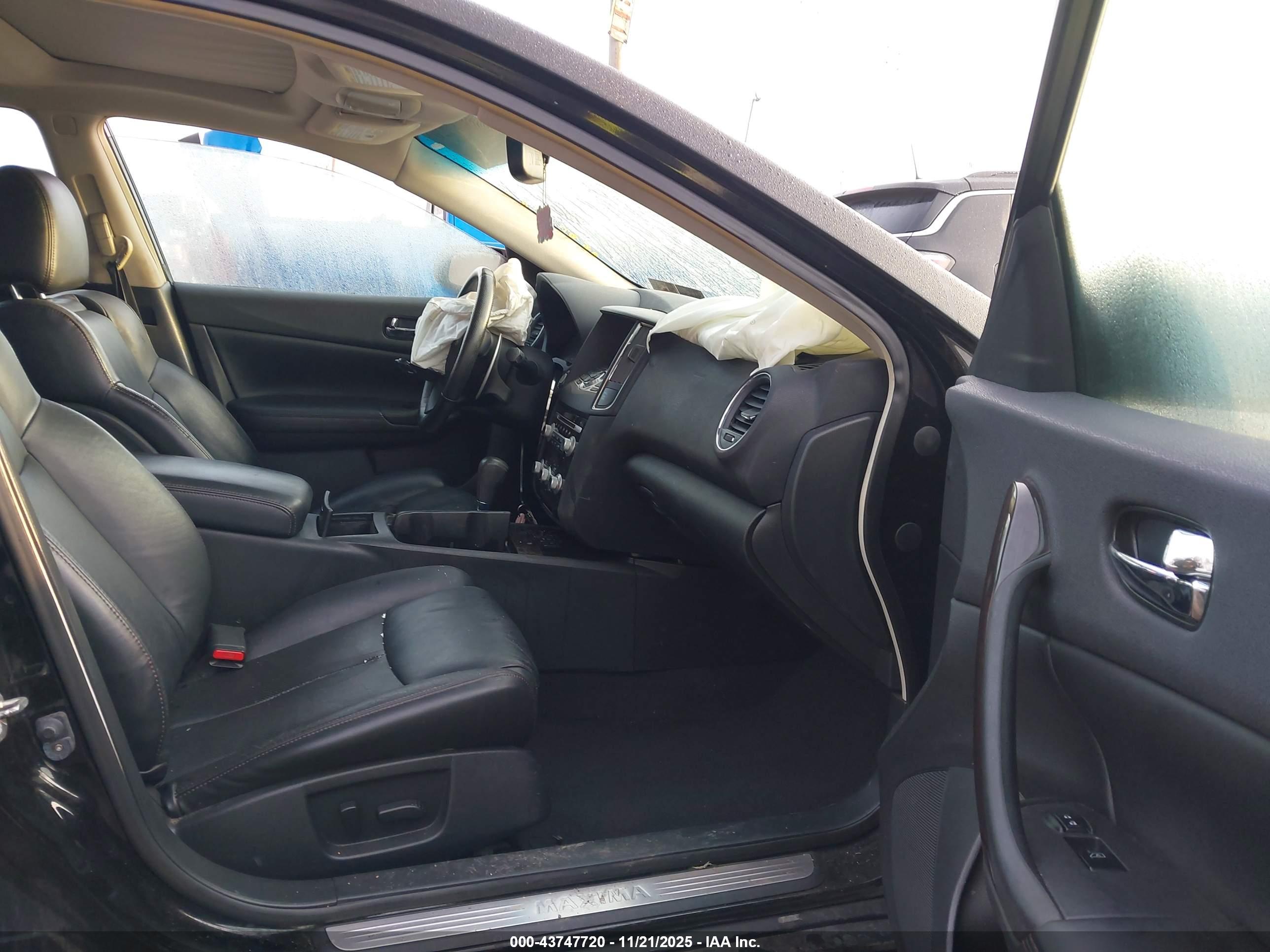 NISSAN MAXIMA image 5