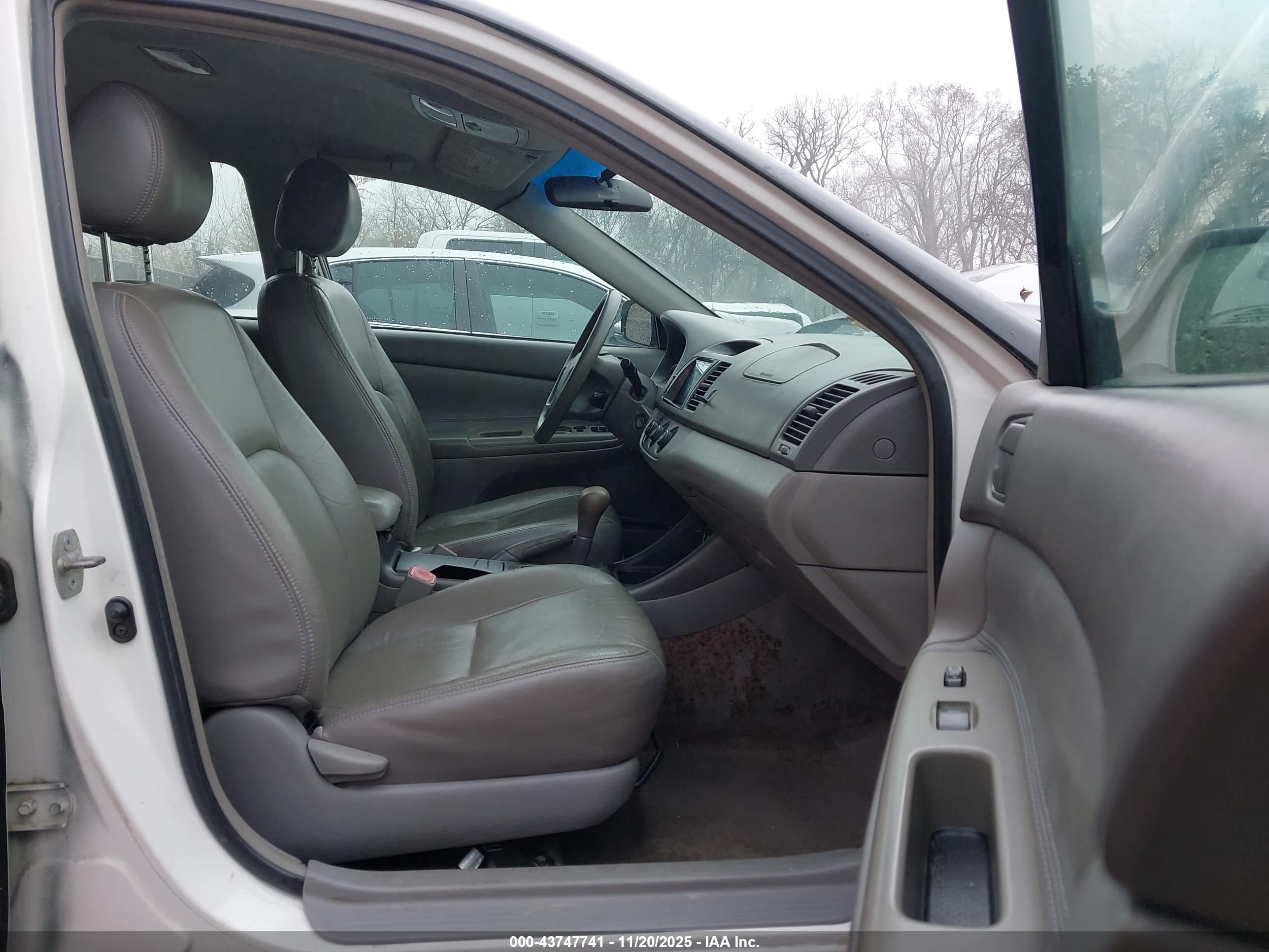 TOYOTA CAMRY image 5