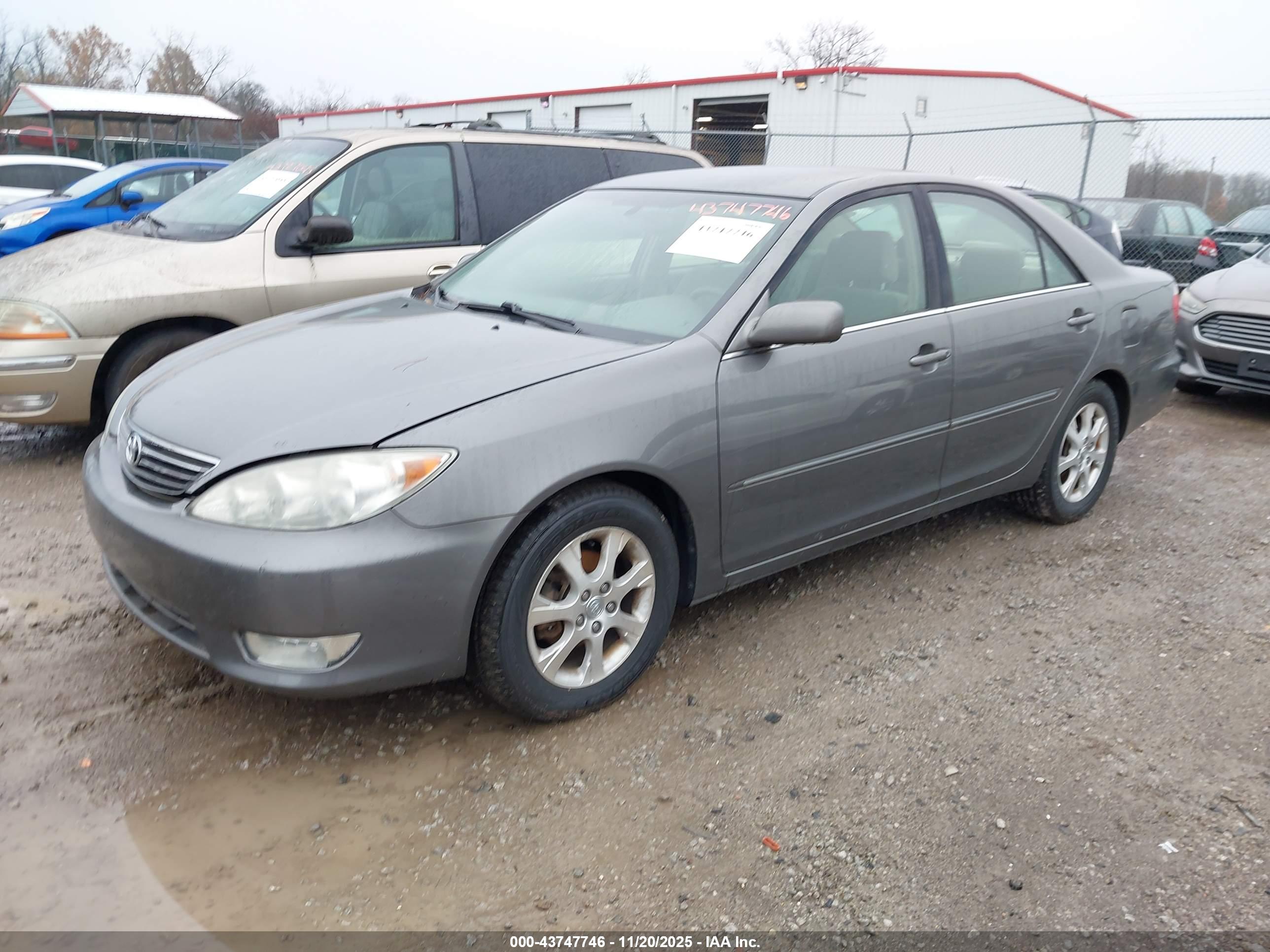 TOYOTA CAMRY image 2