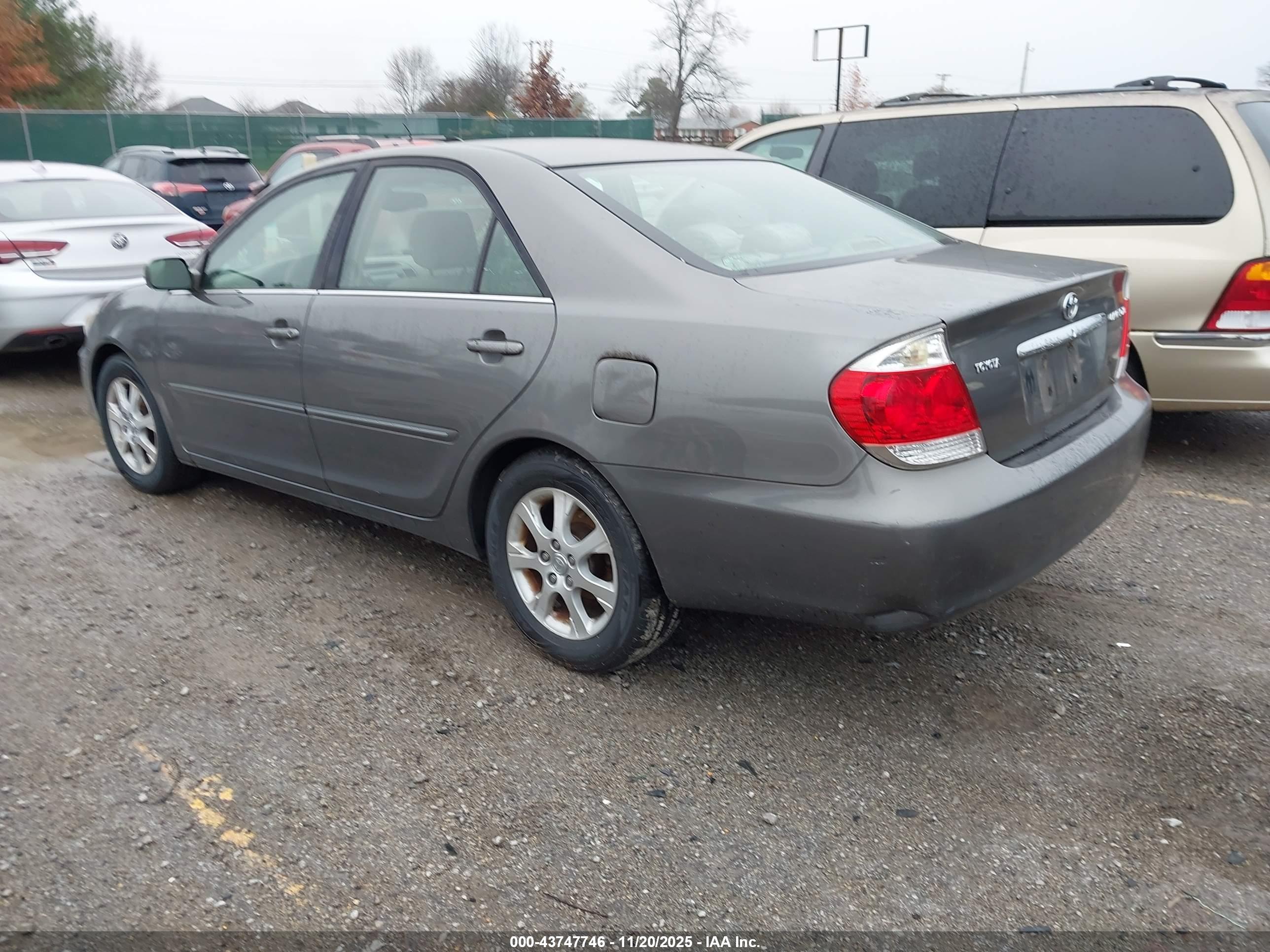 TOYOTA CAMRY image 3