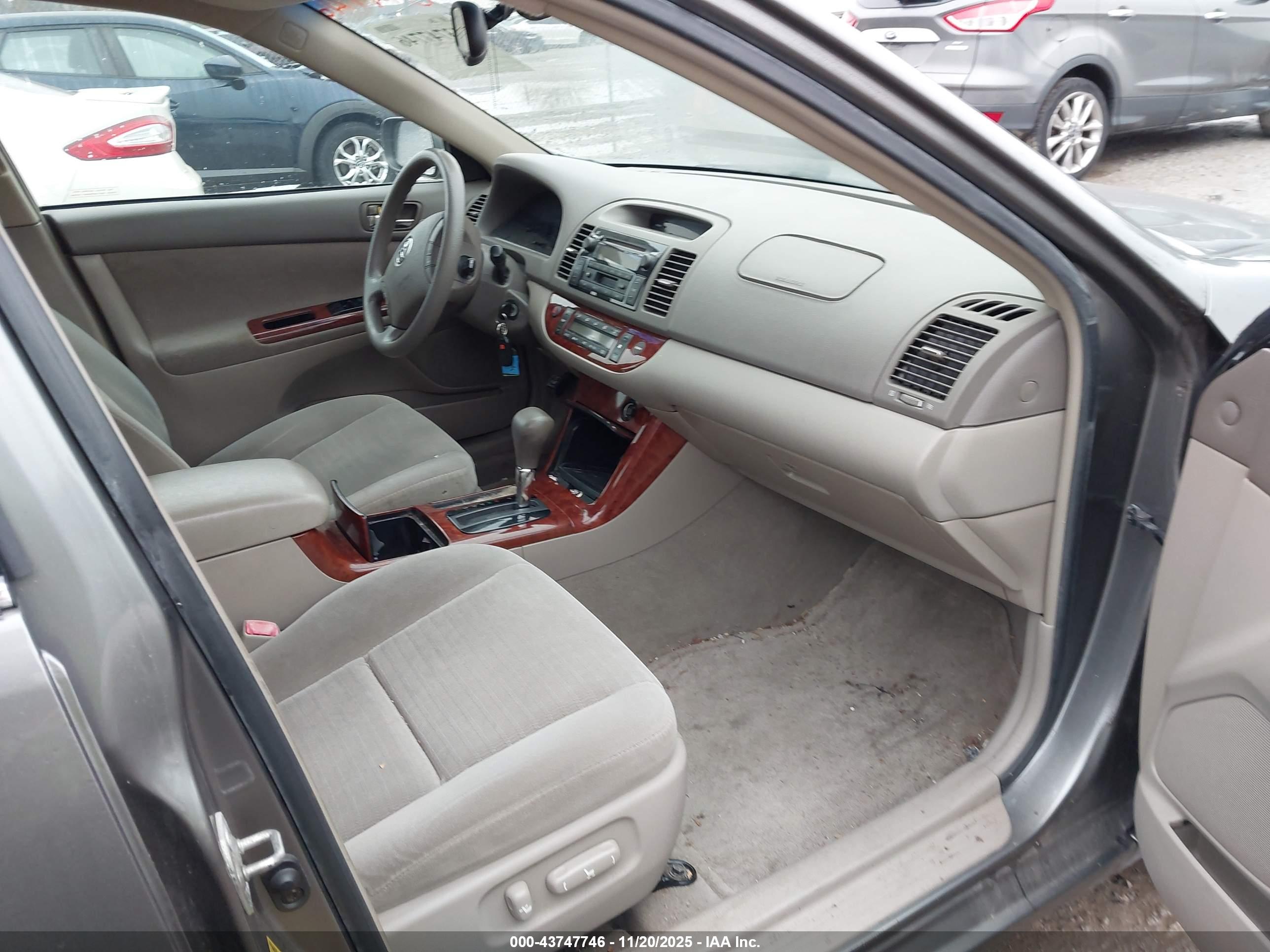 TOYOTA CAMRY image 5