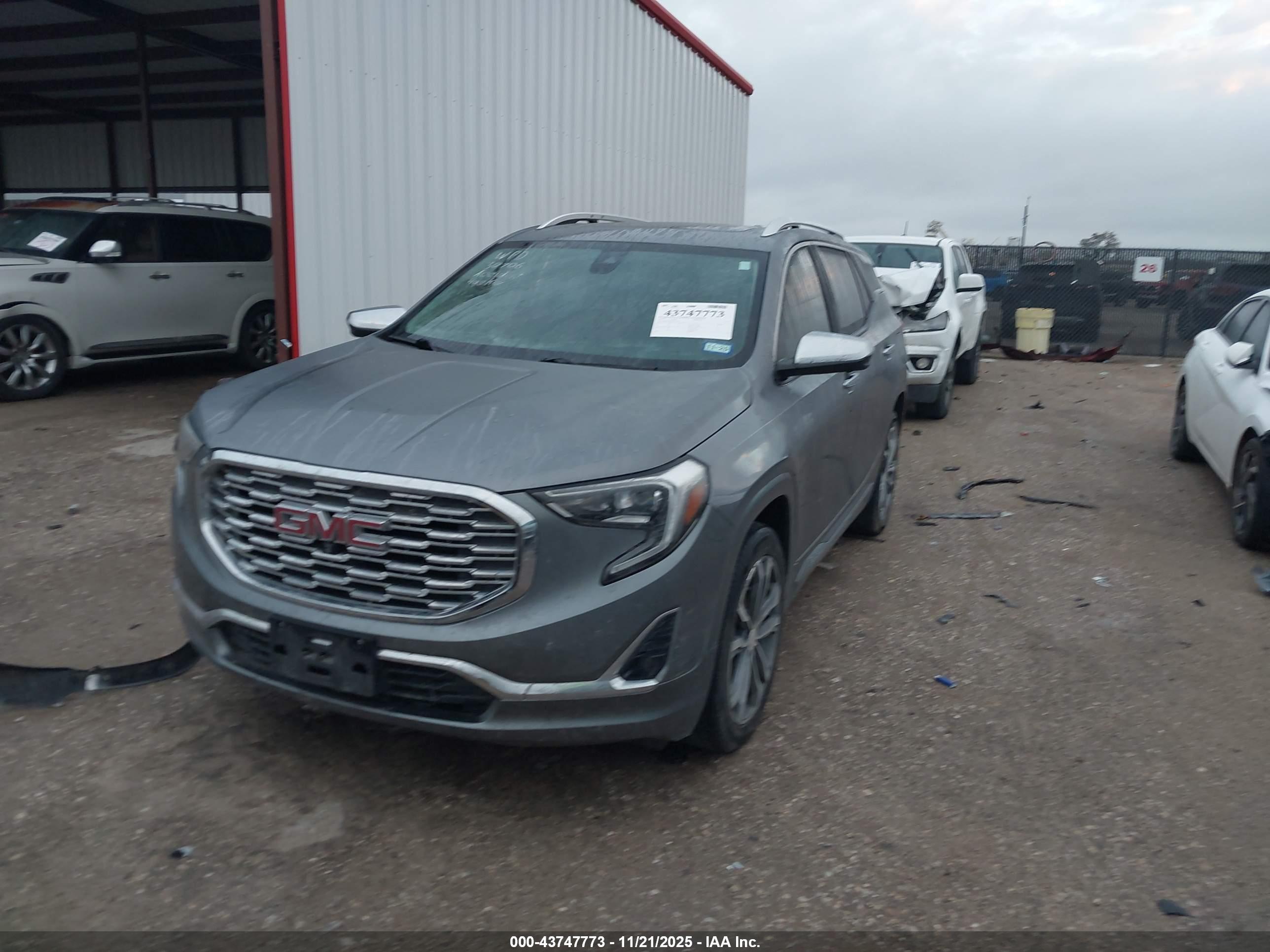 GMC TERRAIN image 2