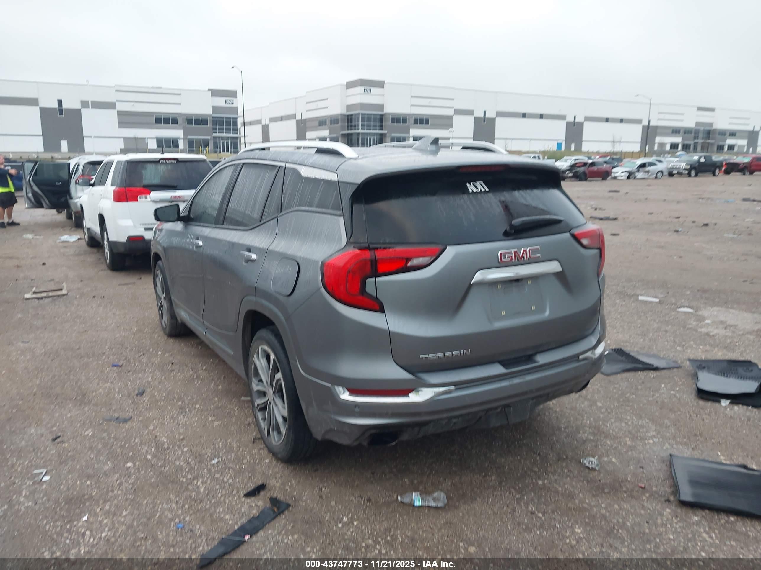GMC TERRAIN image 3
