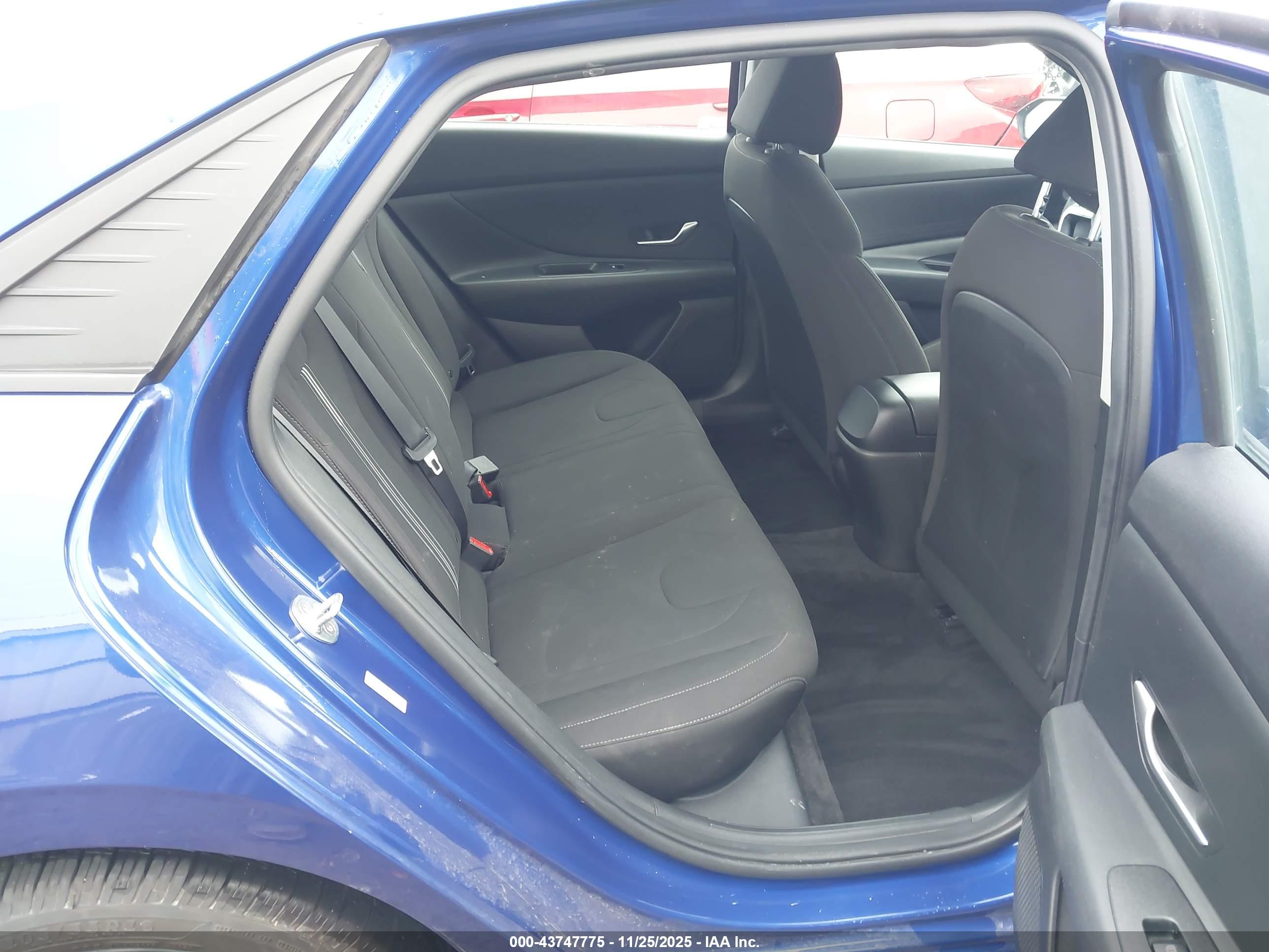 HYUNDAI ELANTRA image 8