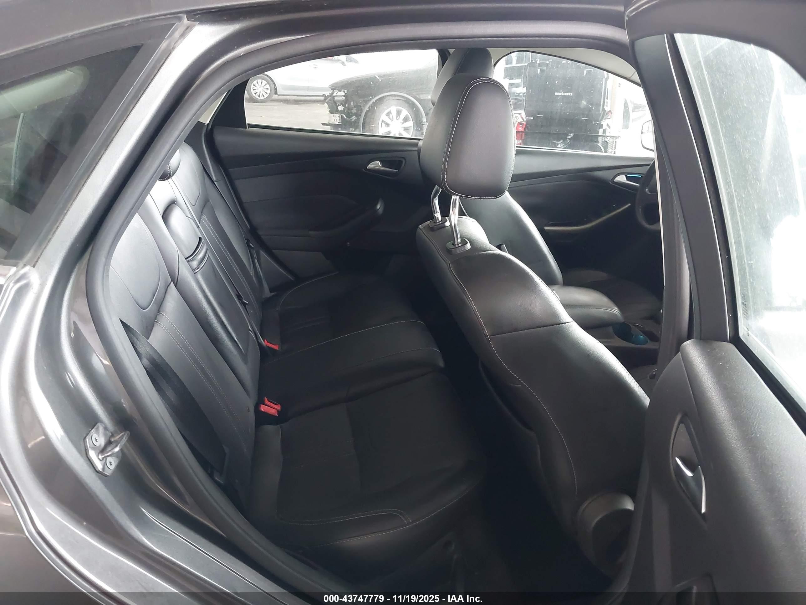 FORD FOCUS image 8
