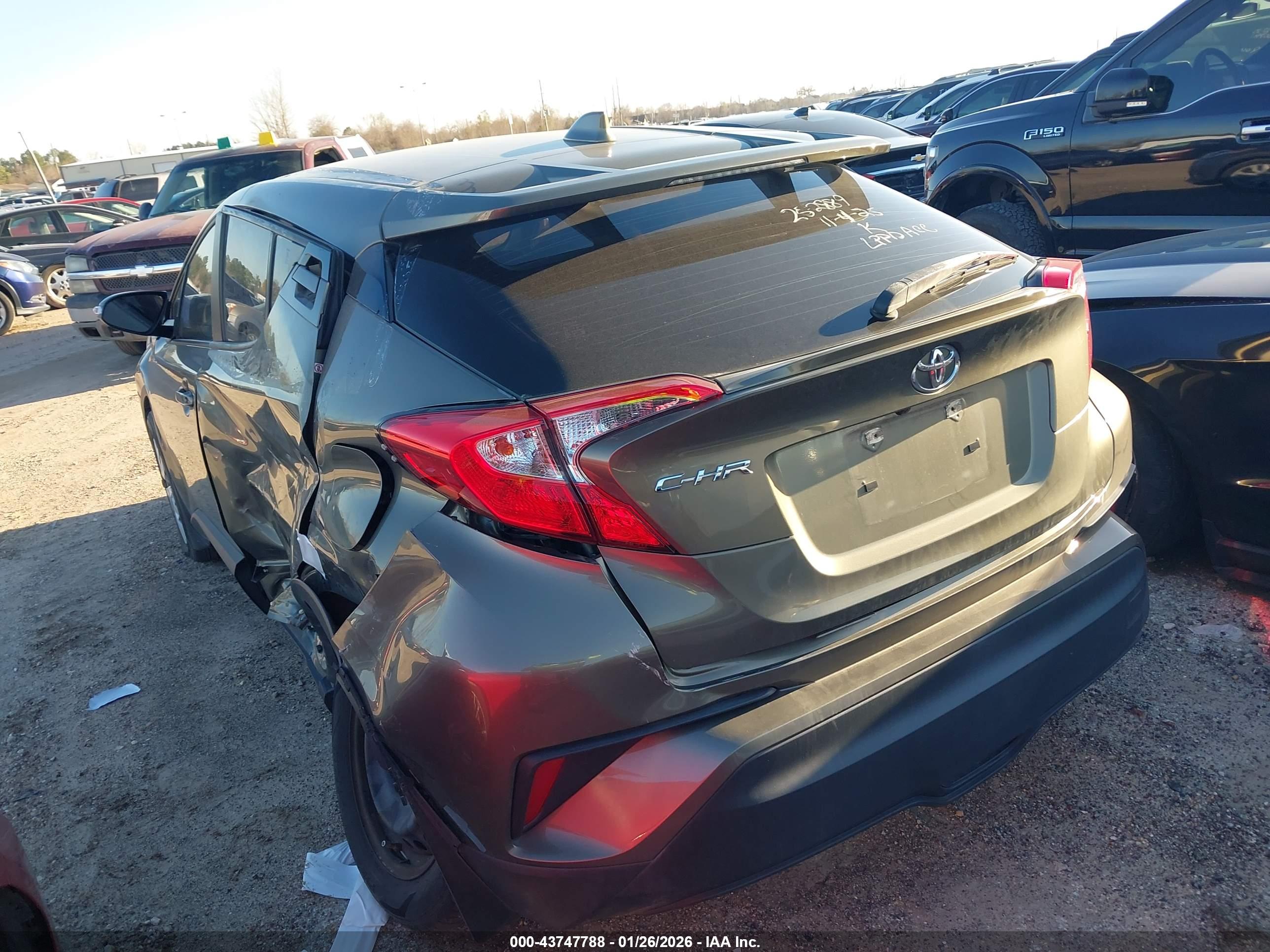TOYOTA C-HR image 3