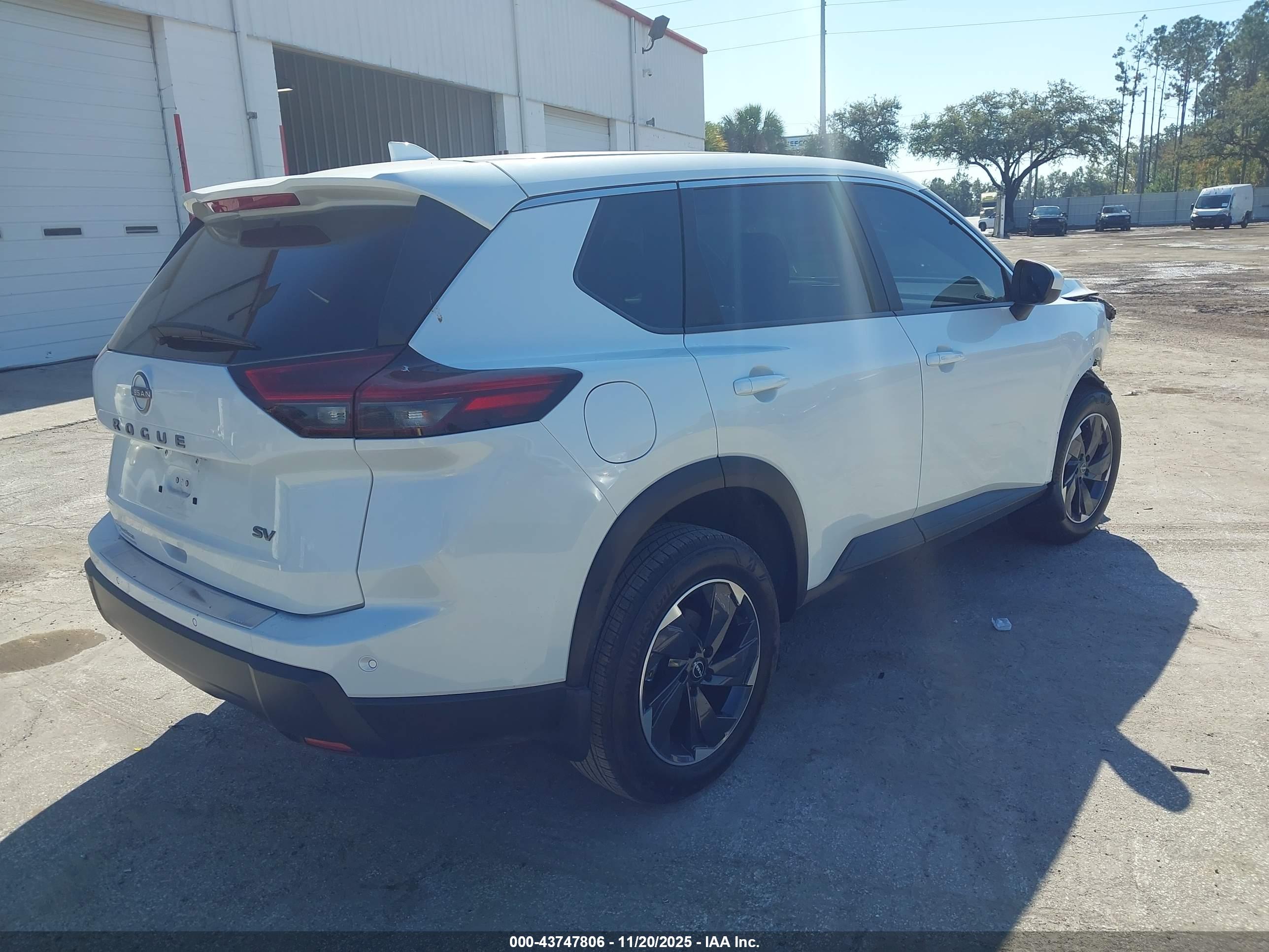 NISSAN ROGUE image 4