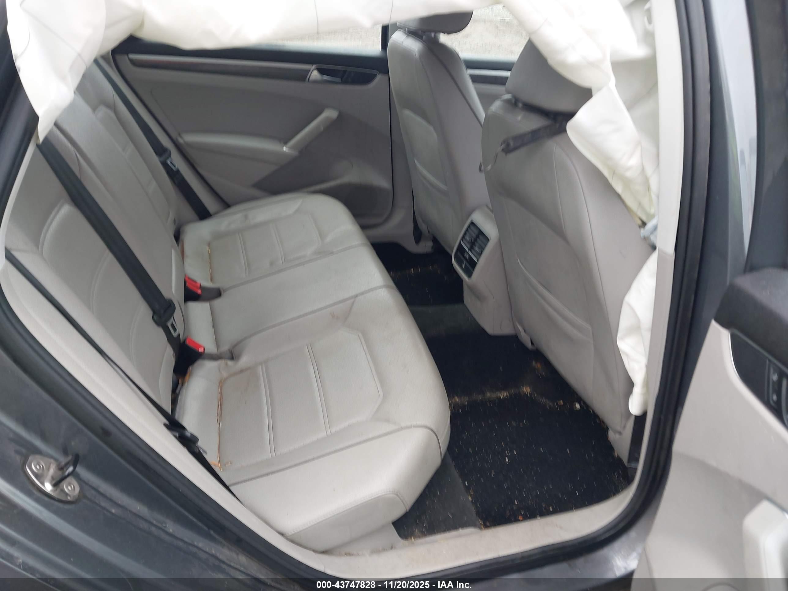 VOLKSWAGEN PASSAT image 8